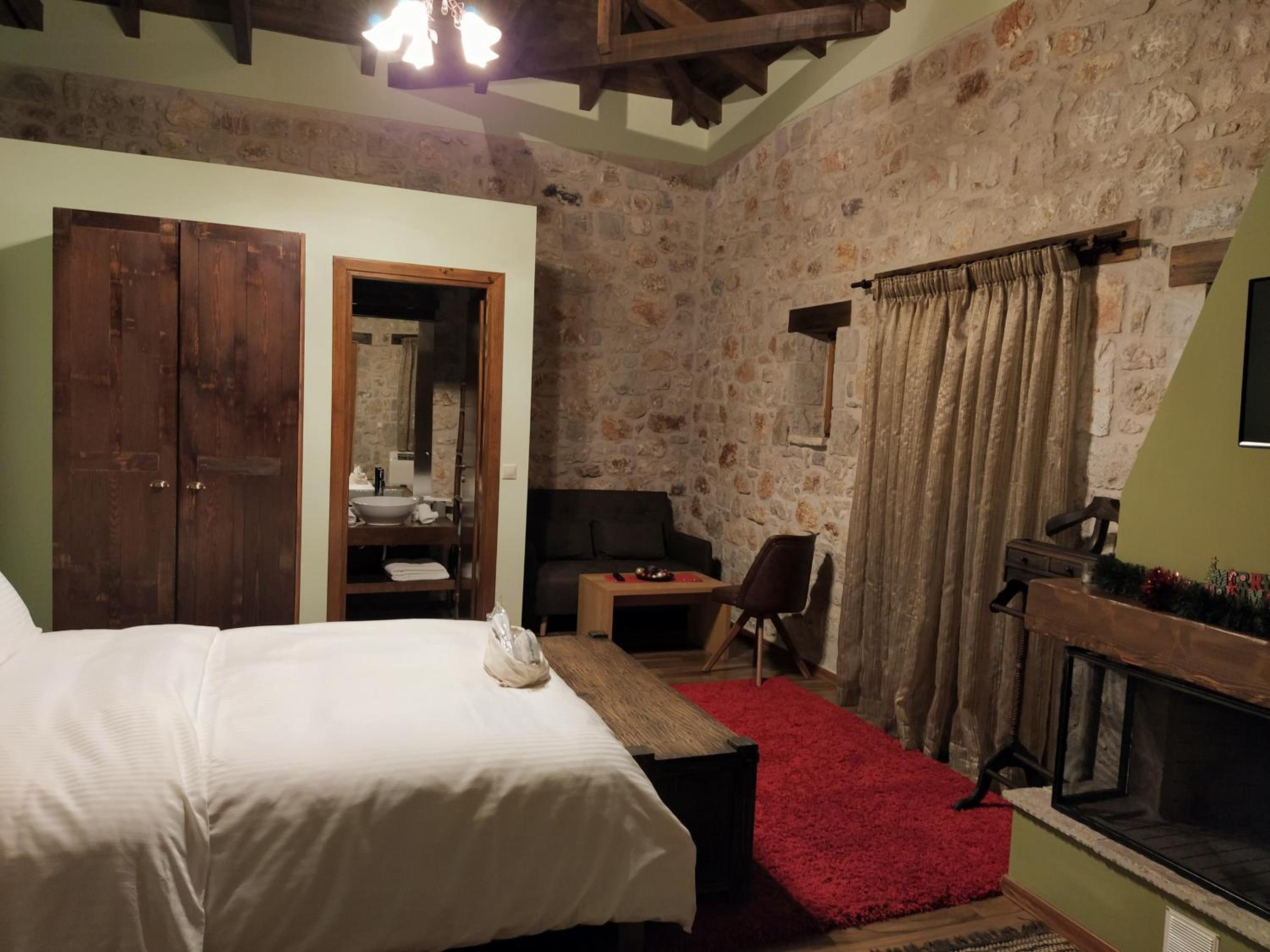 Deluxe Double Room with Balcony photo 3