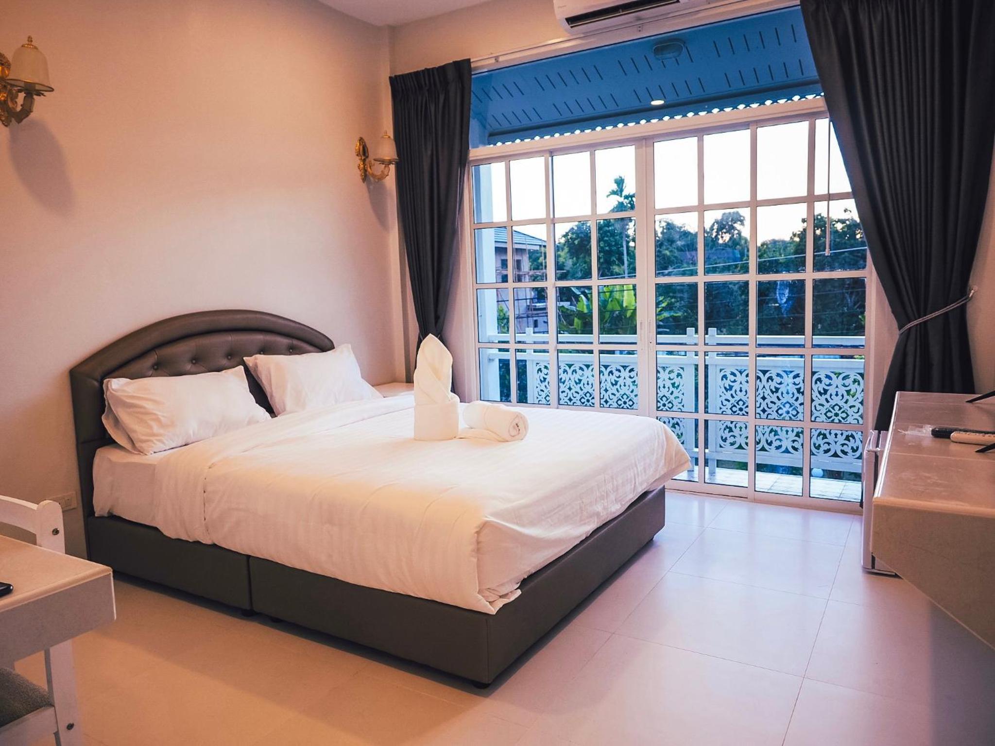 Deluxe King Room photo 2