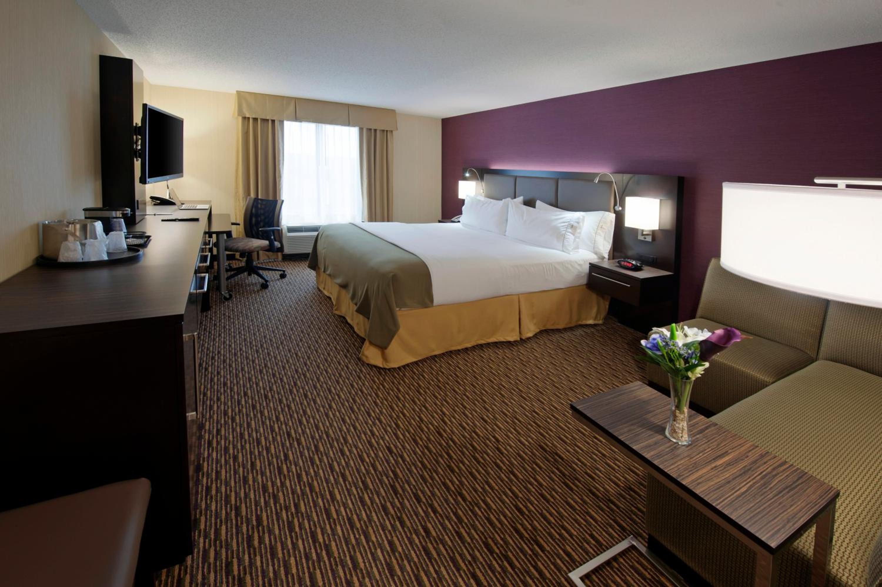 Standard King Room - Communications Accessible photo 1