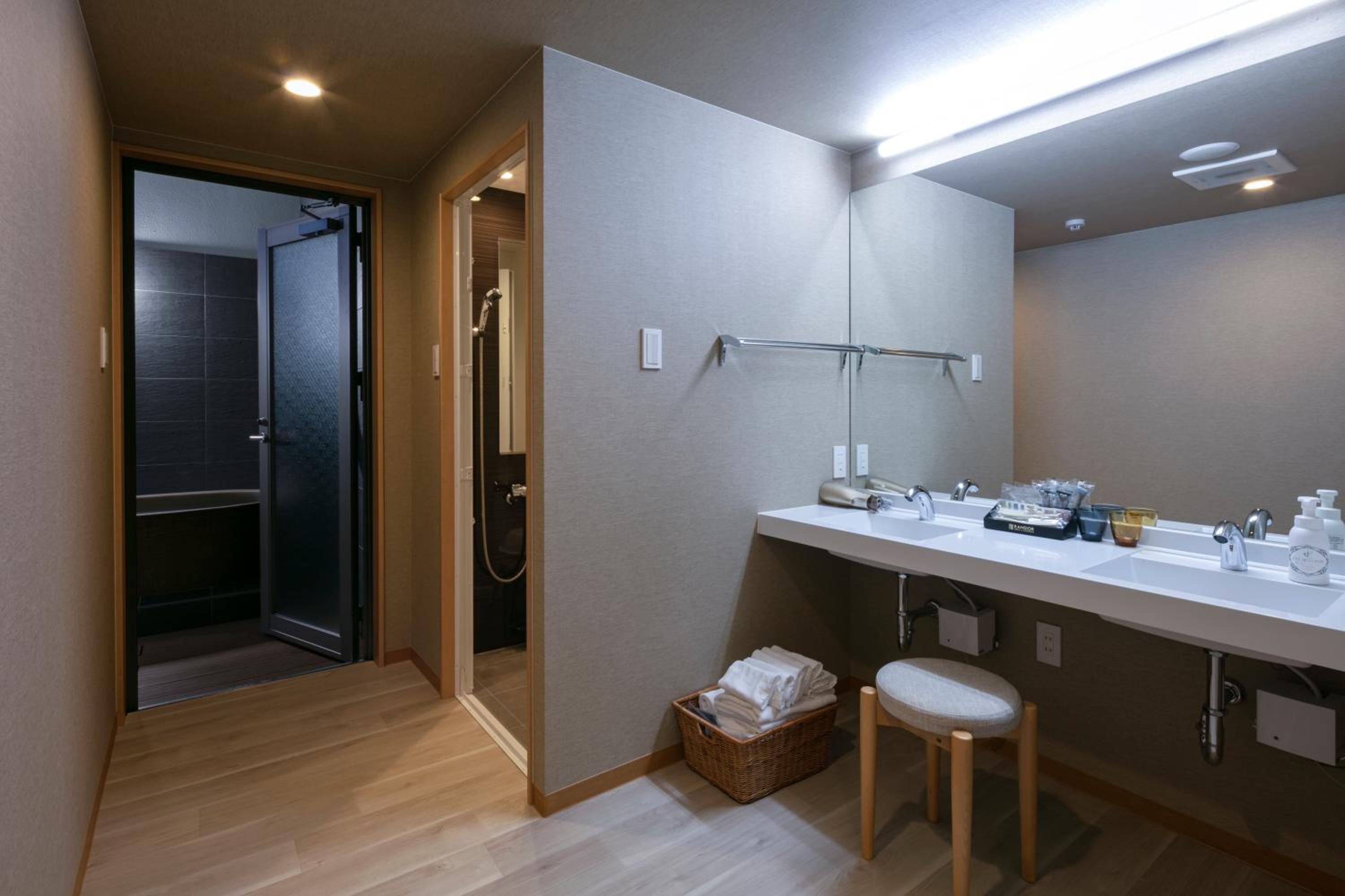 Executive Suite - Photo 13