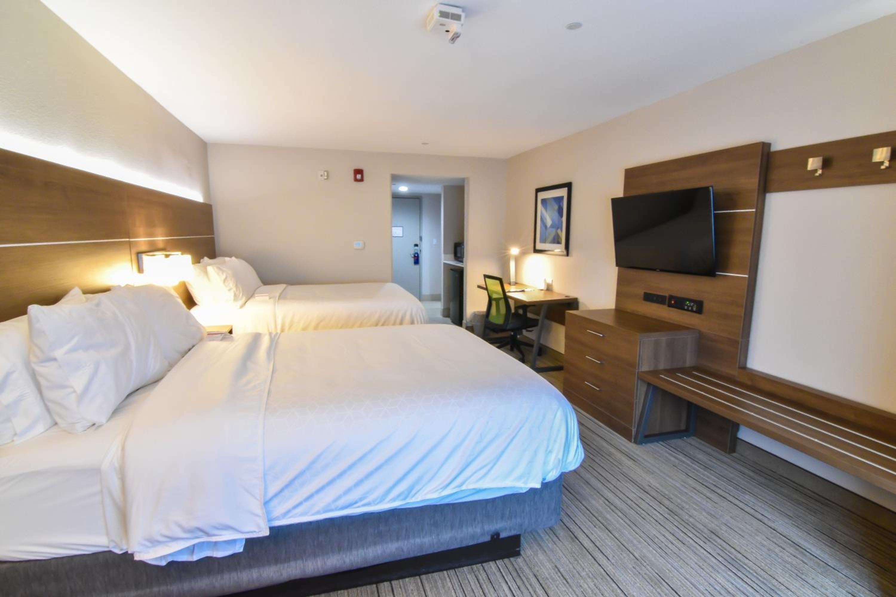 Standard Room with Two Queen Beds - Photo 5