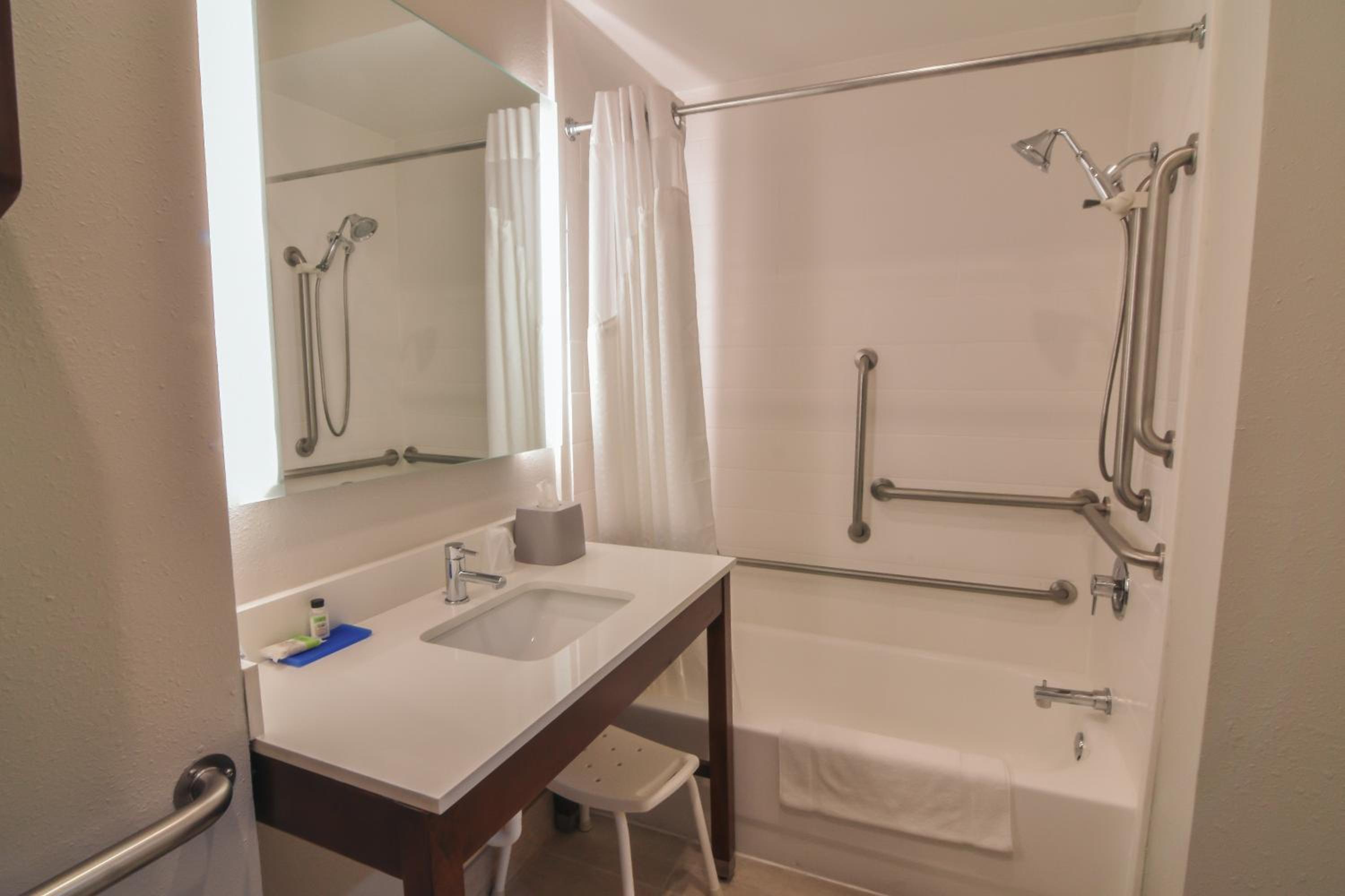 Deluxe King Room - Hearing Accessible  - Photo 6
