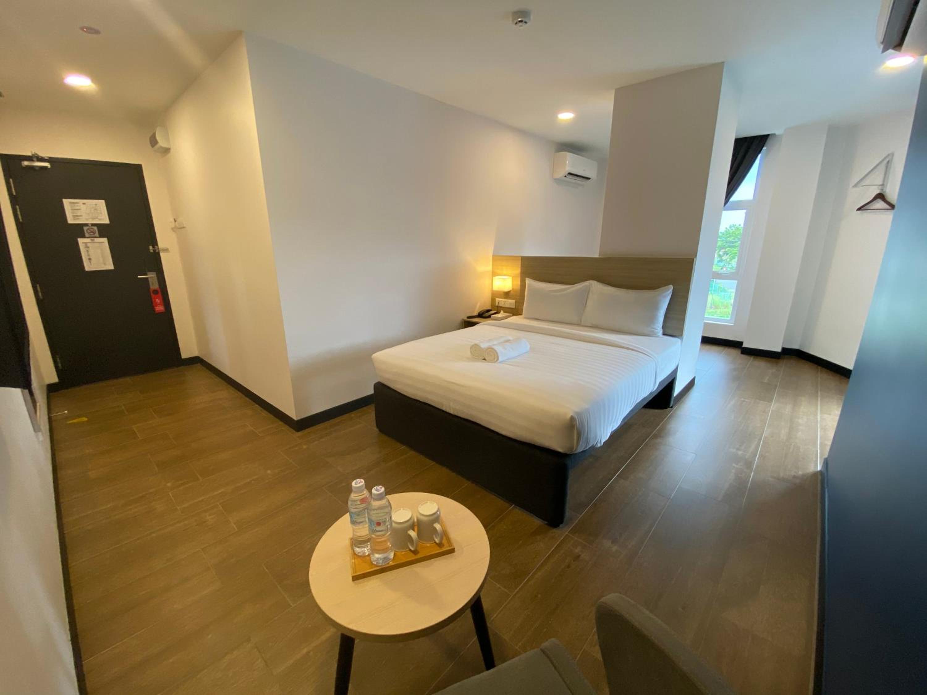 Queen Suite - Photo 2