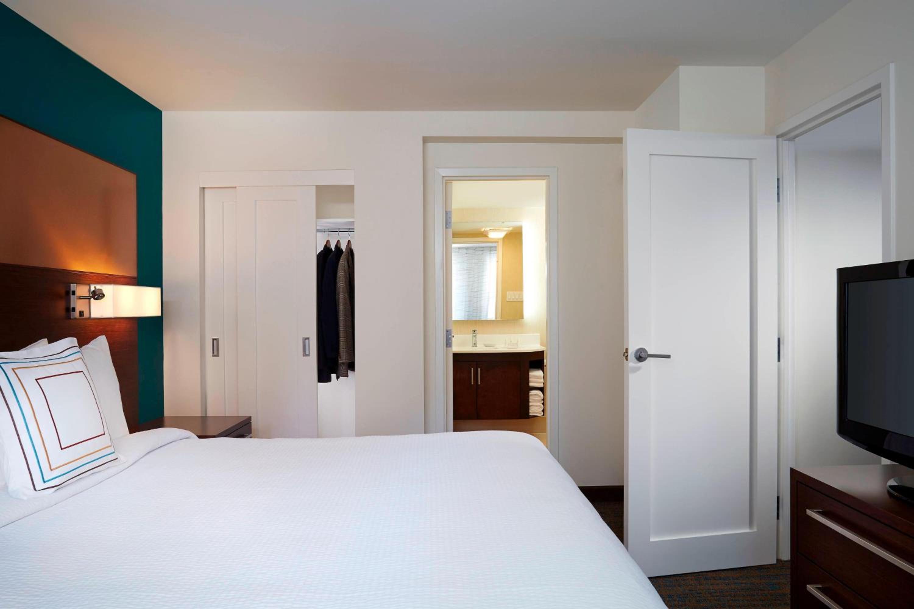One-Bedroom King Suite with Sofa Bed thumbnail 5