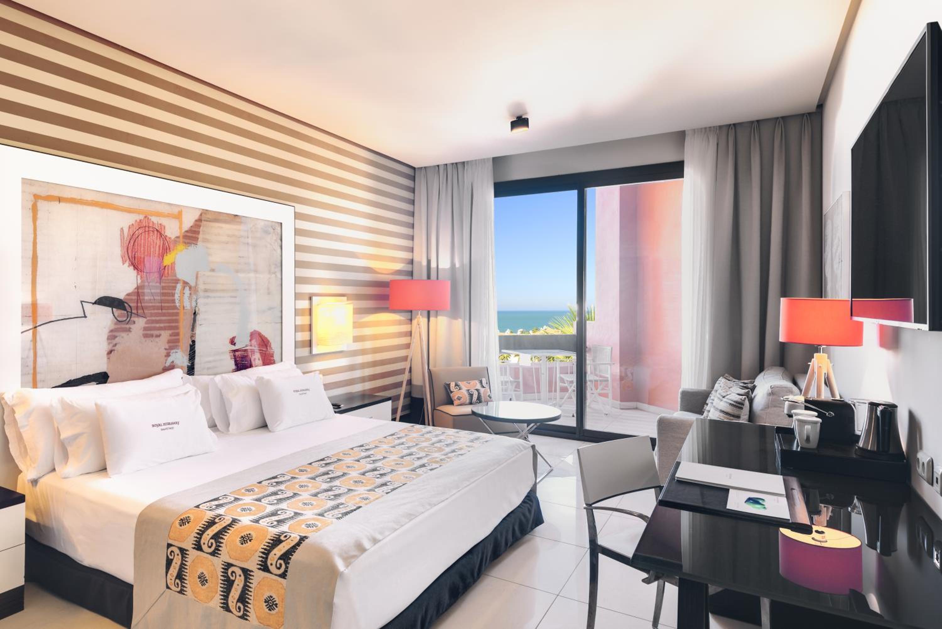 Habitación Doble Deluxe con Vista Lateral al Mar (2 Adultos + 1 Niño)