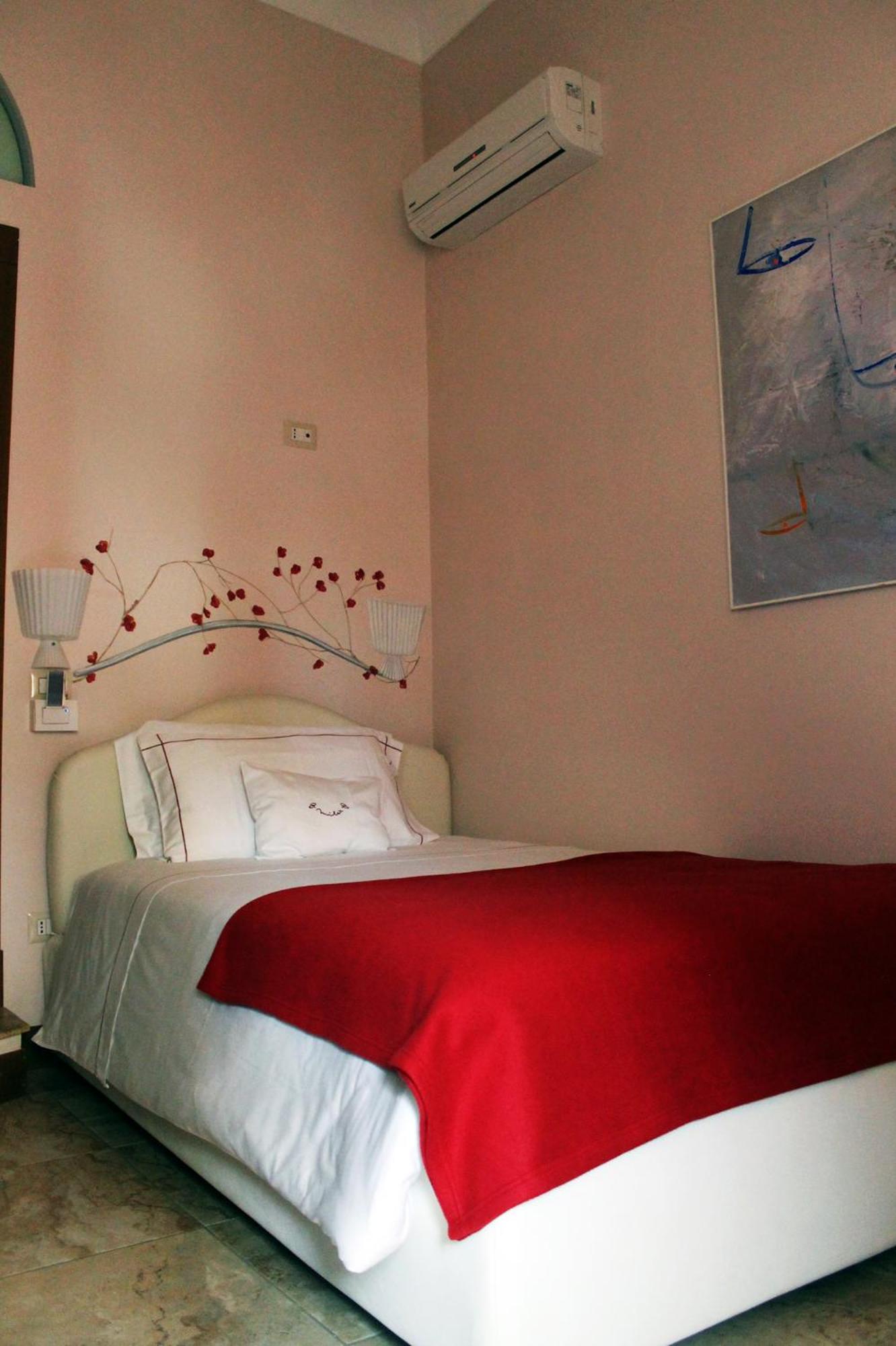Single Room with Private External Bathroom photo 1