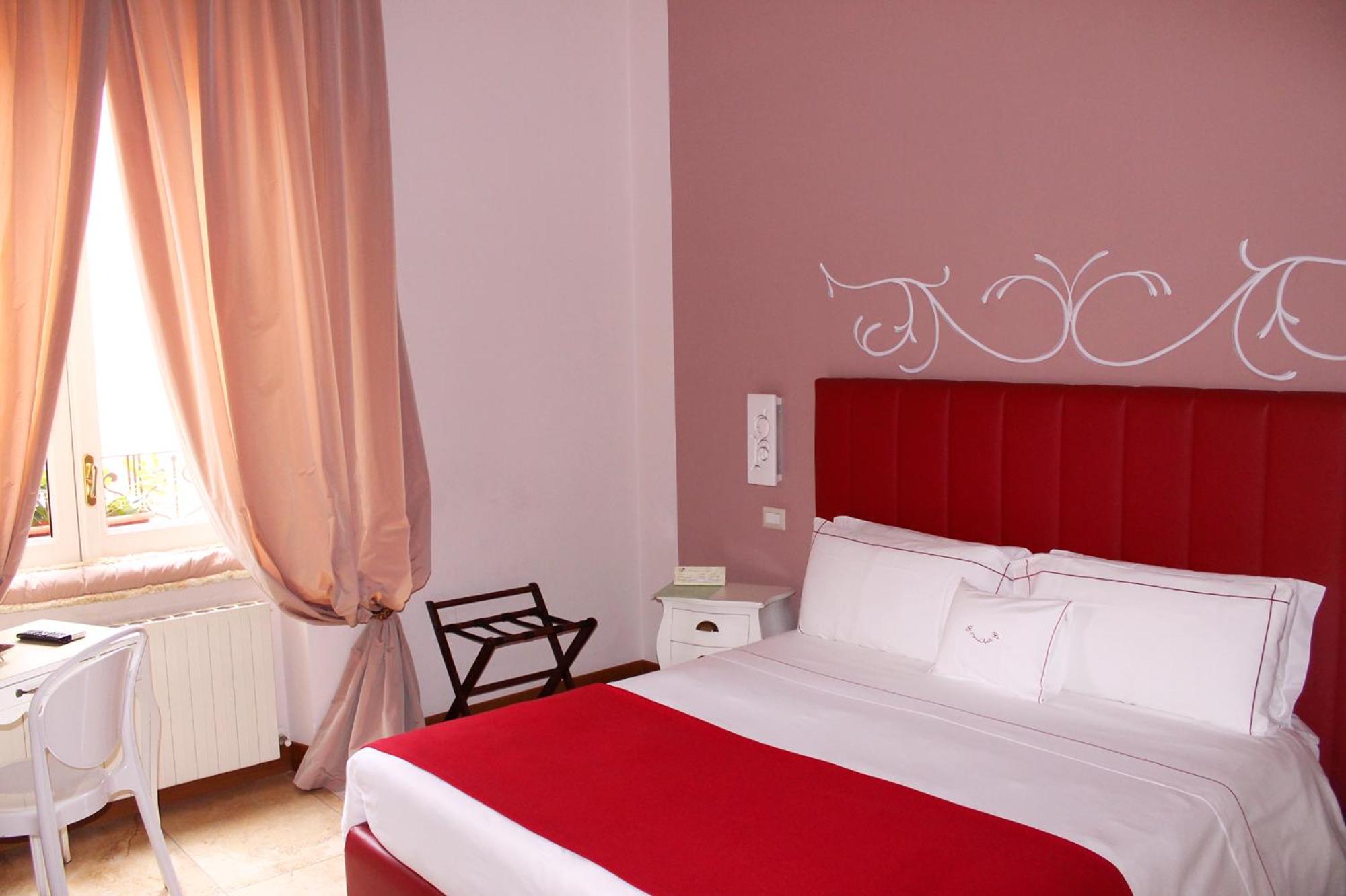 Deluxe Double Room - Photo 17