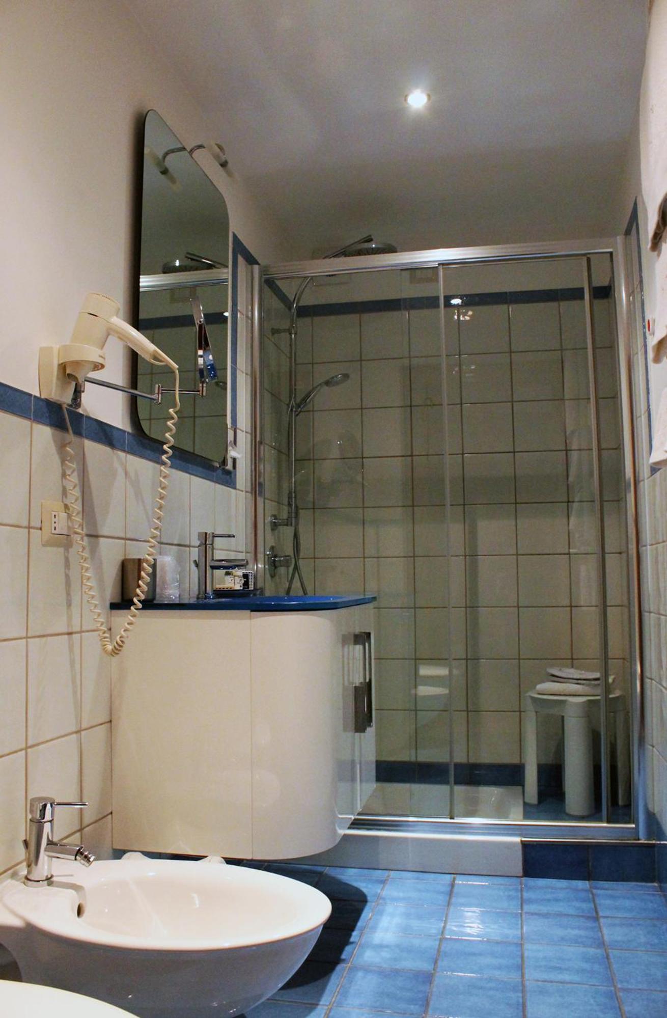 Deluxe Double Room - Photo 11