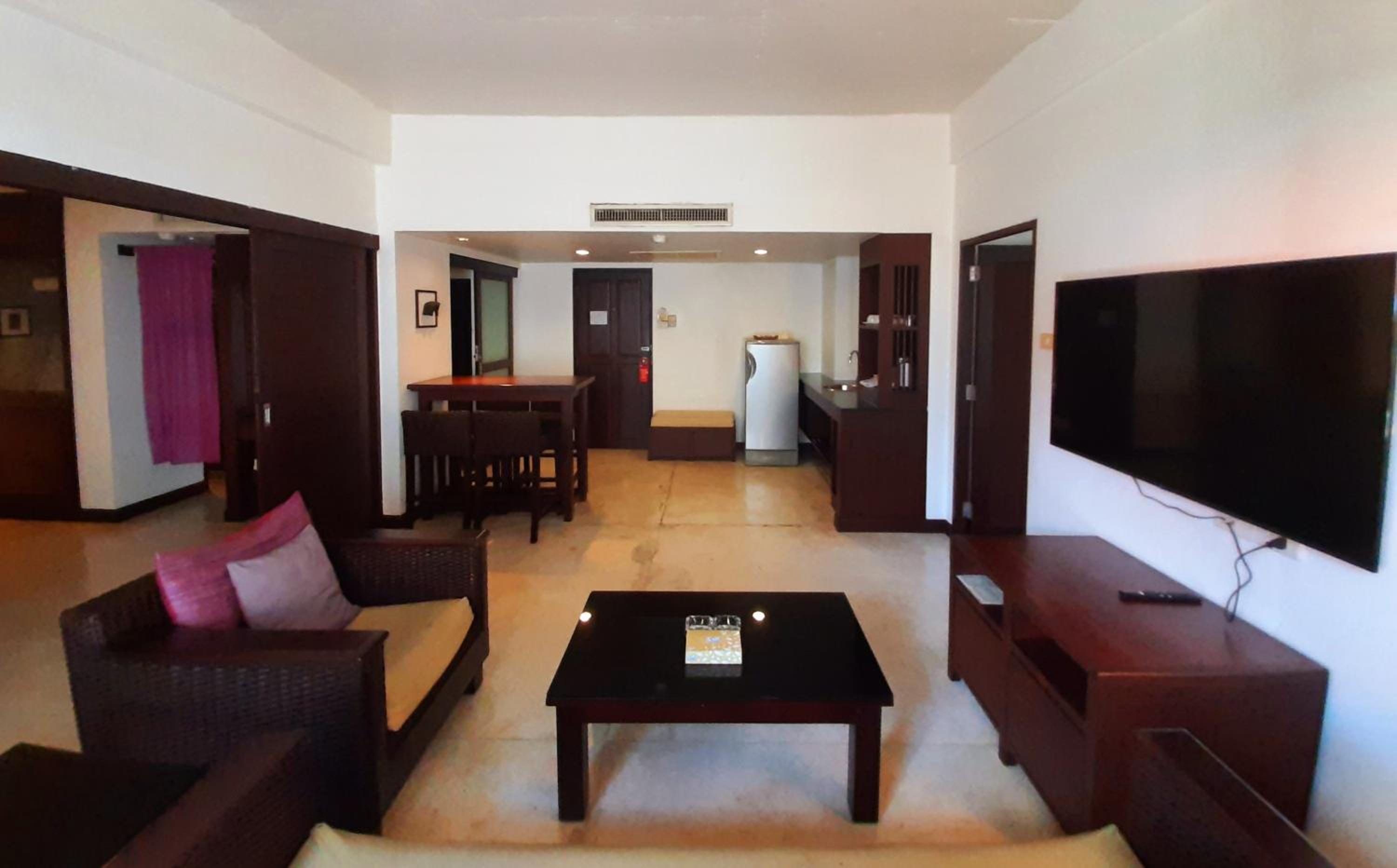 Family Room thumbnail 5
