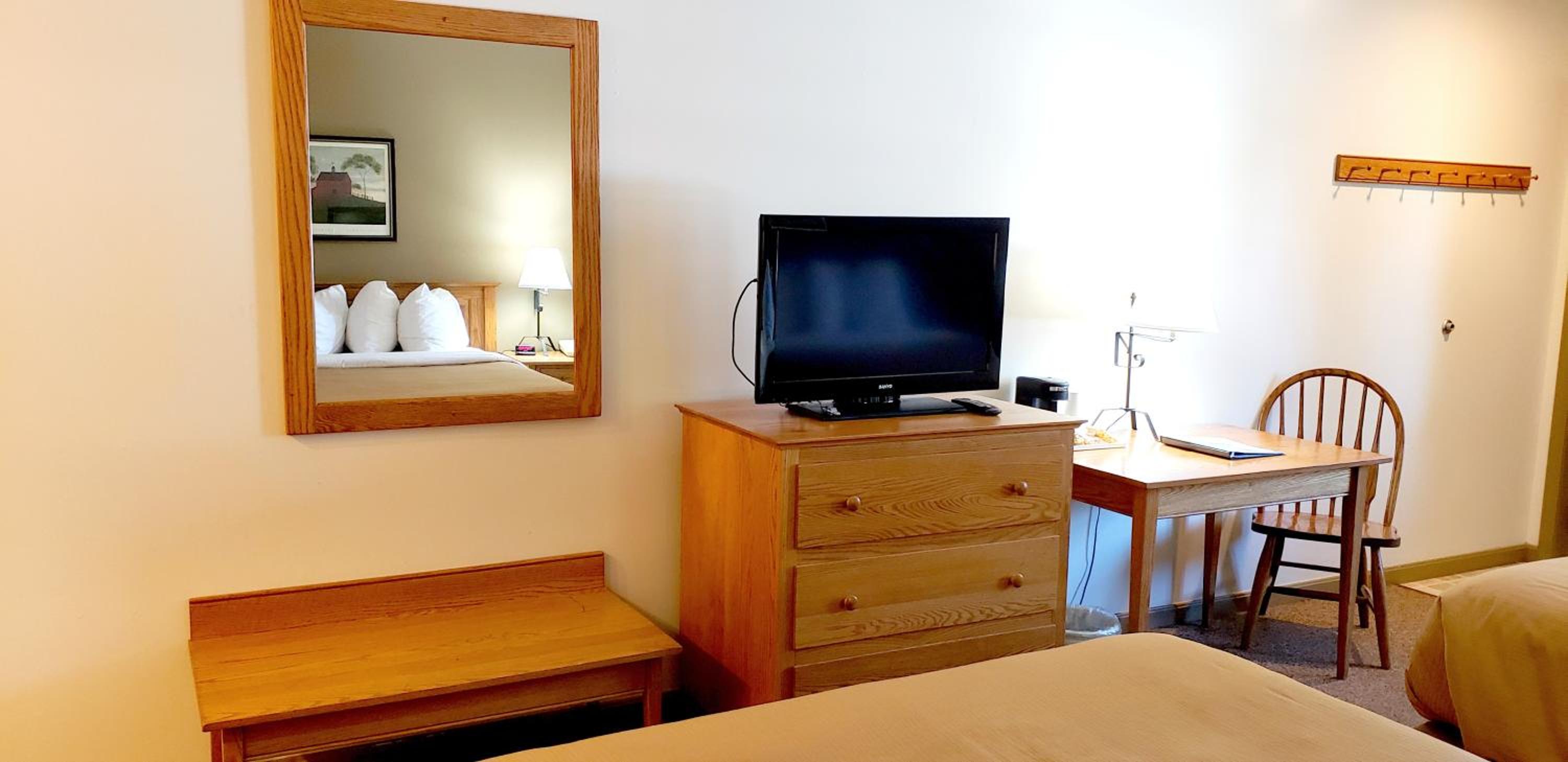 Double Queen Pet Friendly - Upper Level (with Steps) photo 2