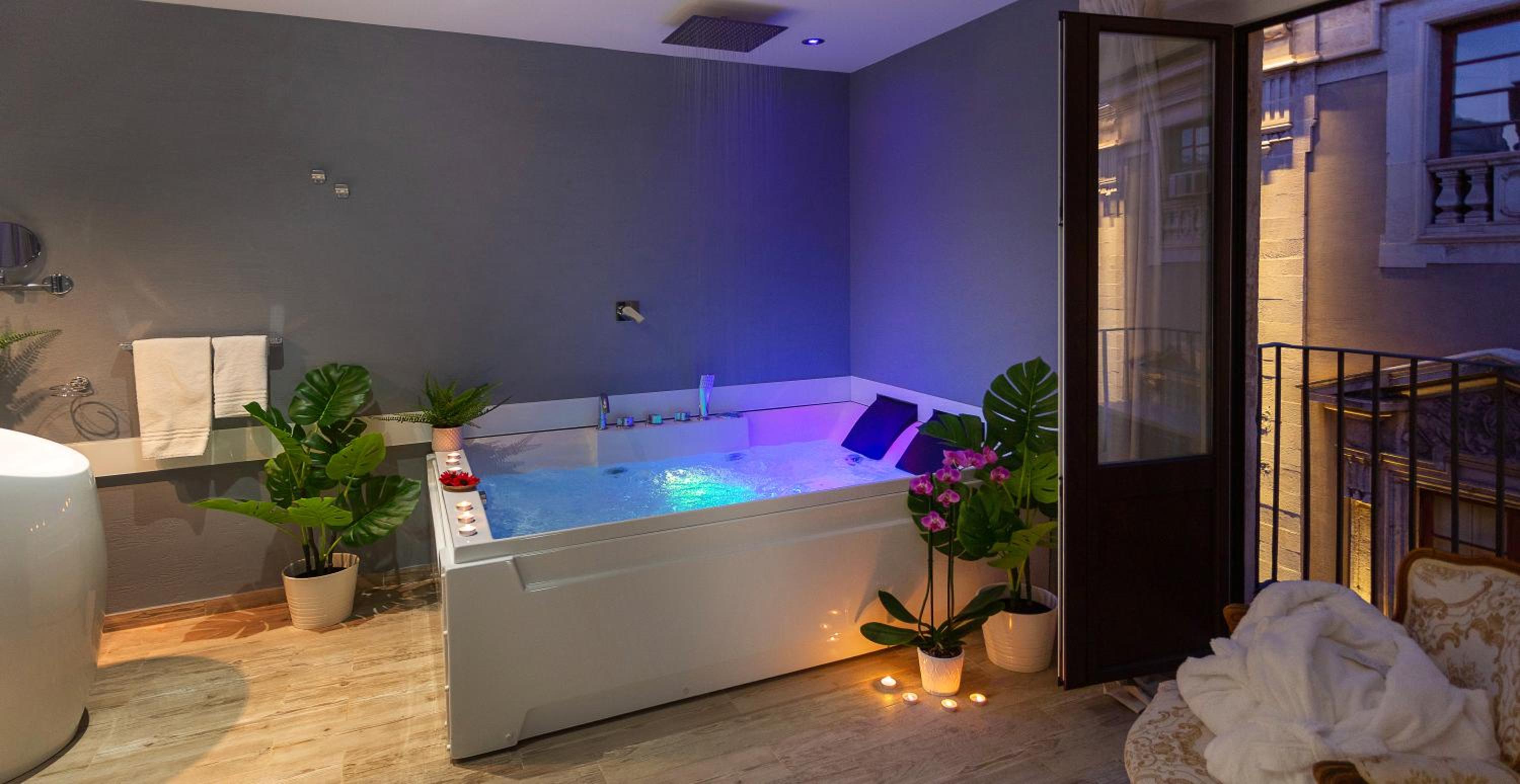 Deluxe Suite with Spa Bath - Photo 15
