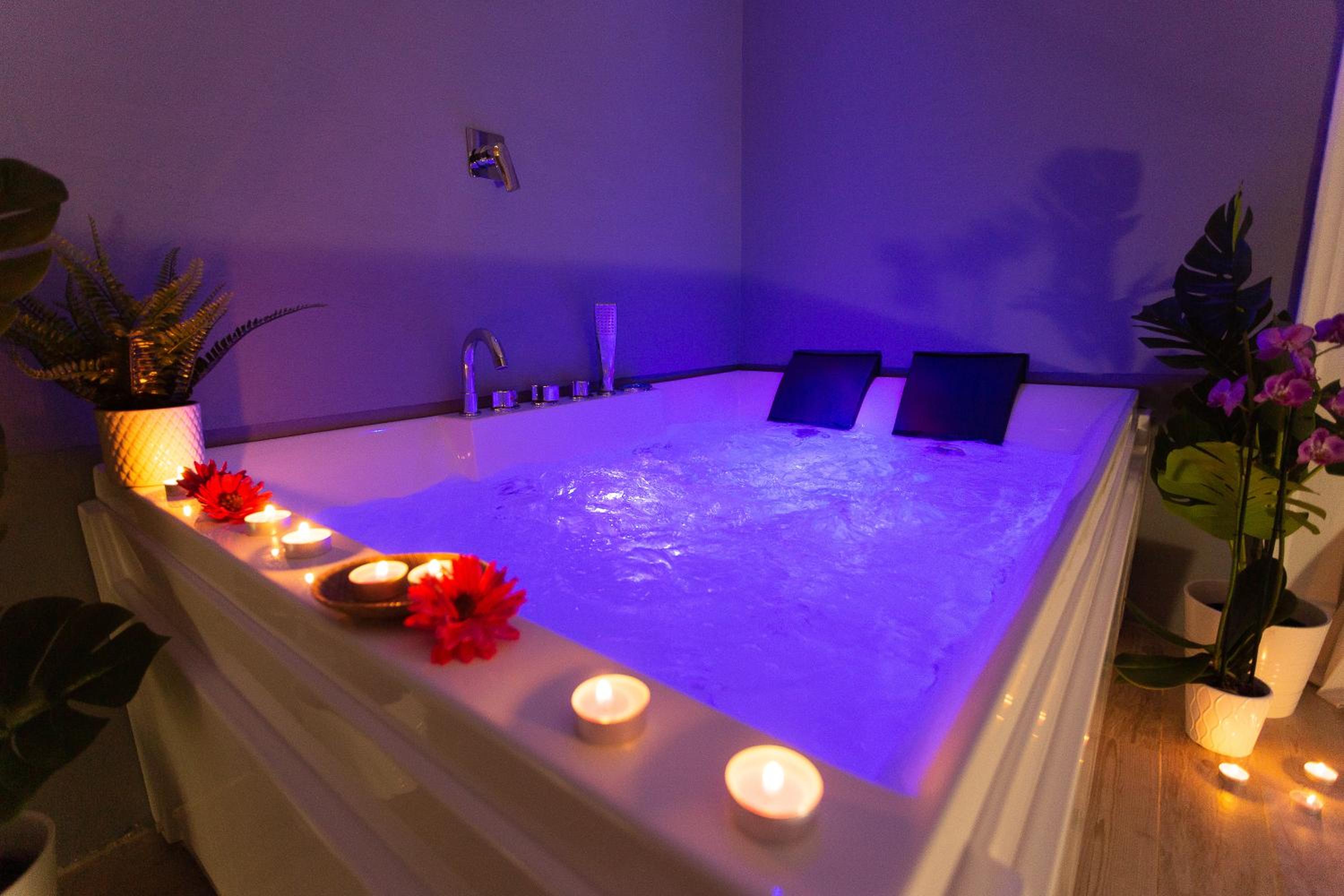 Deluxe Suite with Spa Bath - Photo 16