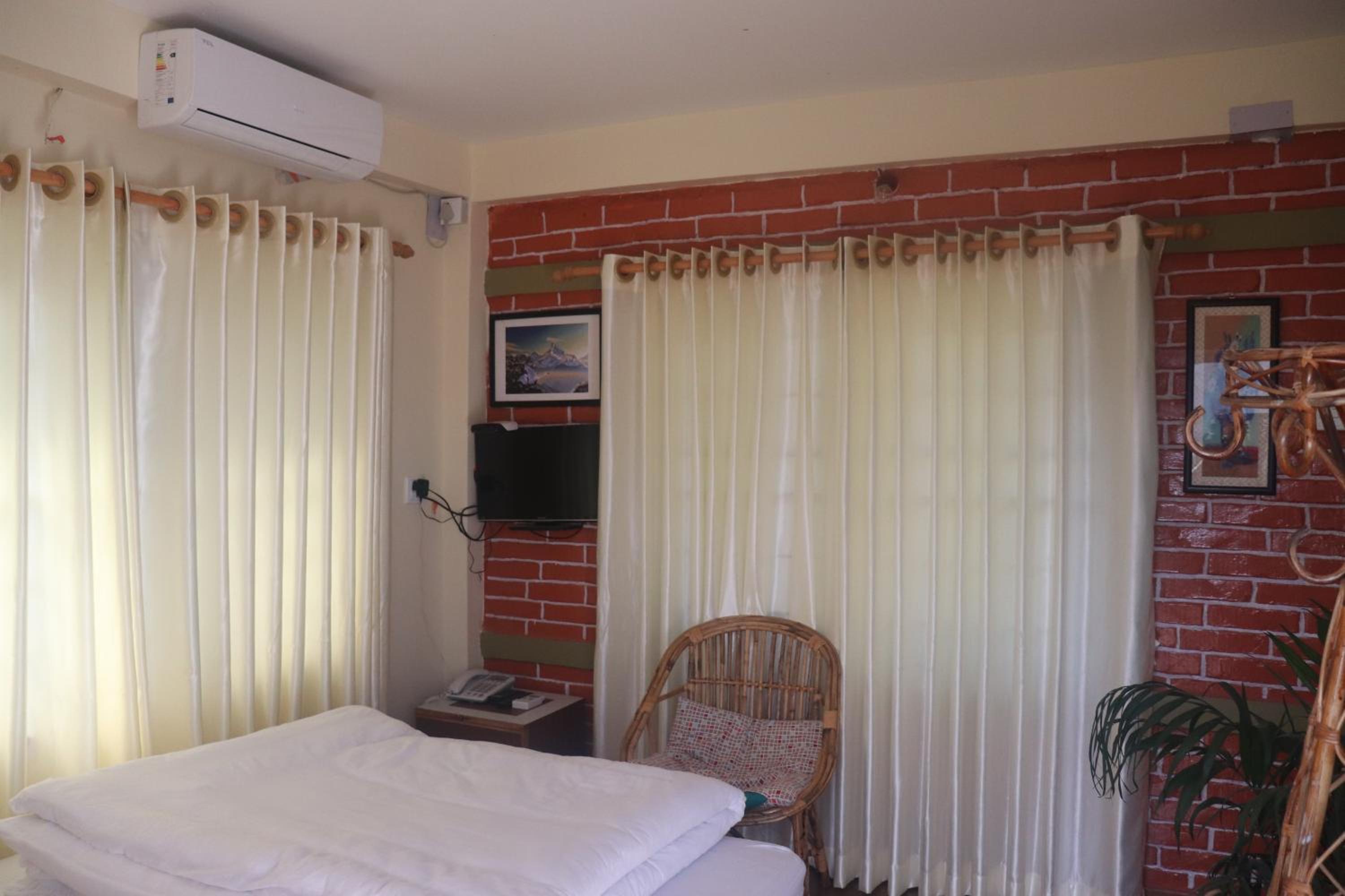 Deluxe Double Room With Bath photo 2