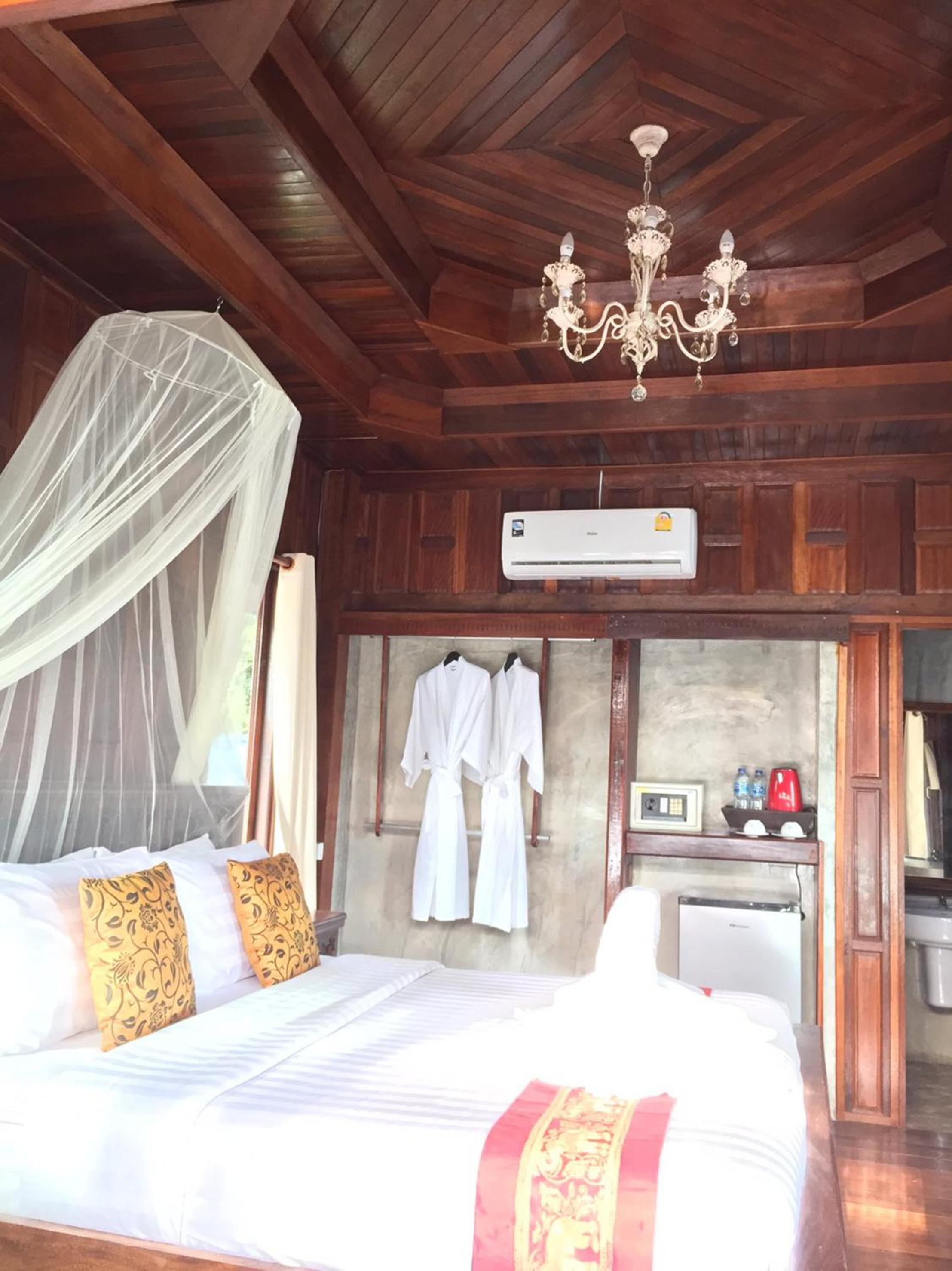 Double Room with Lake View - Photo 14