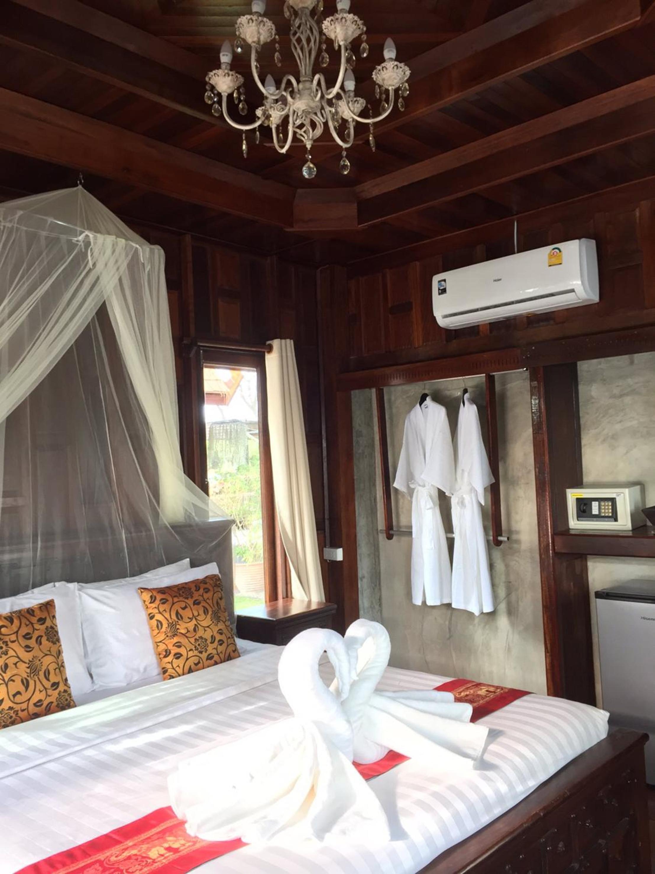 Double Room with Lake View - Photo 13