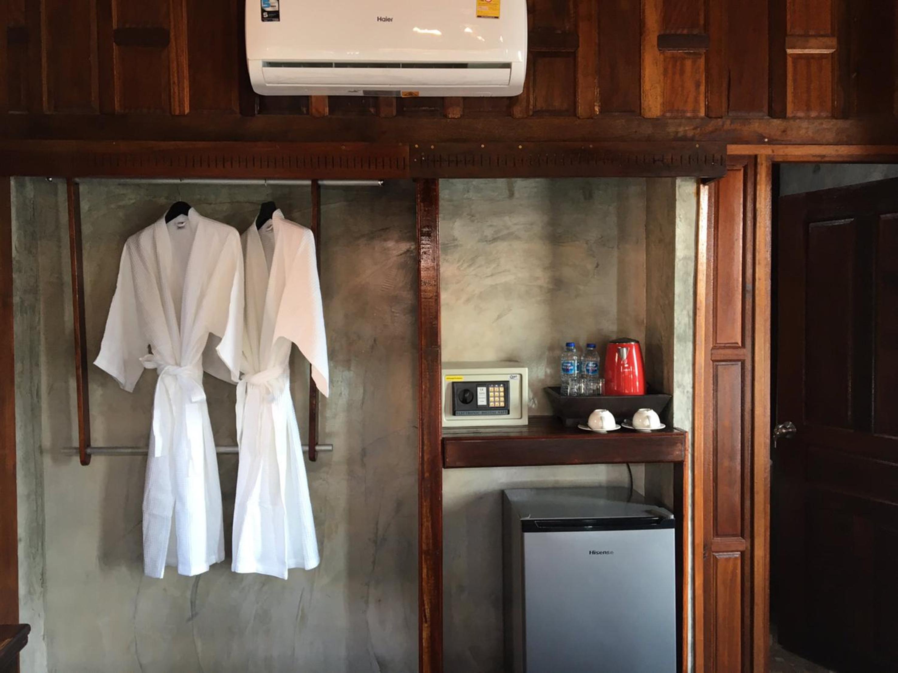 Double Room with Lake View - Photo 11