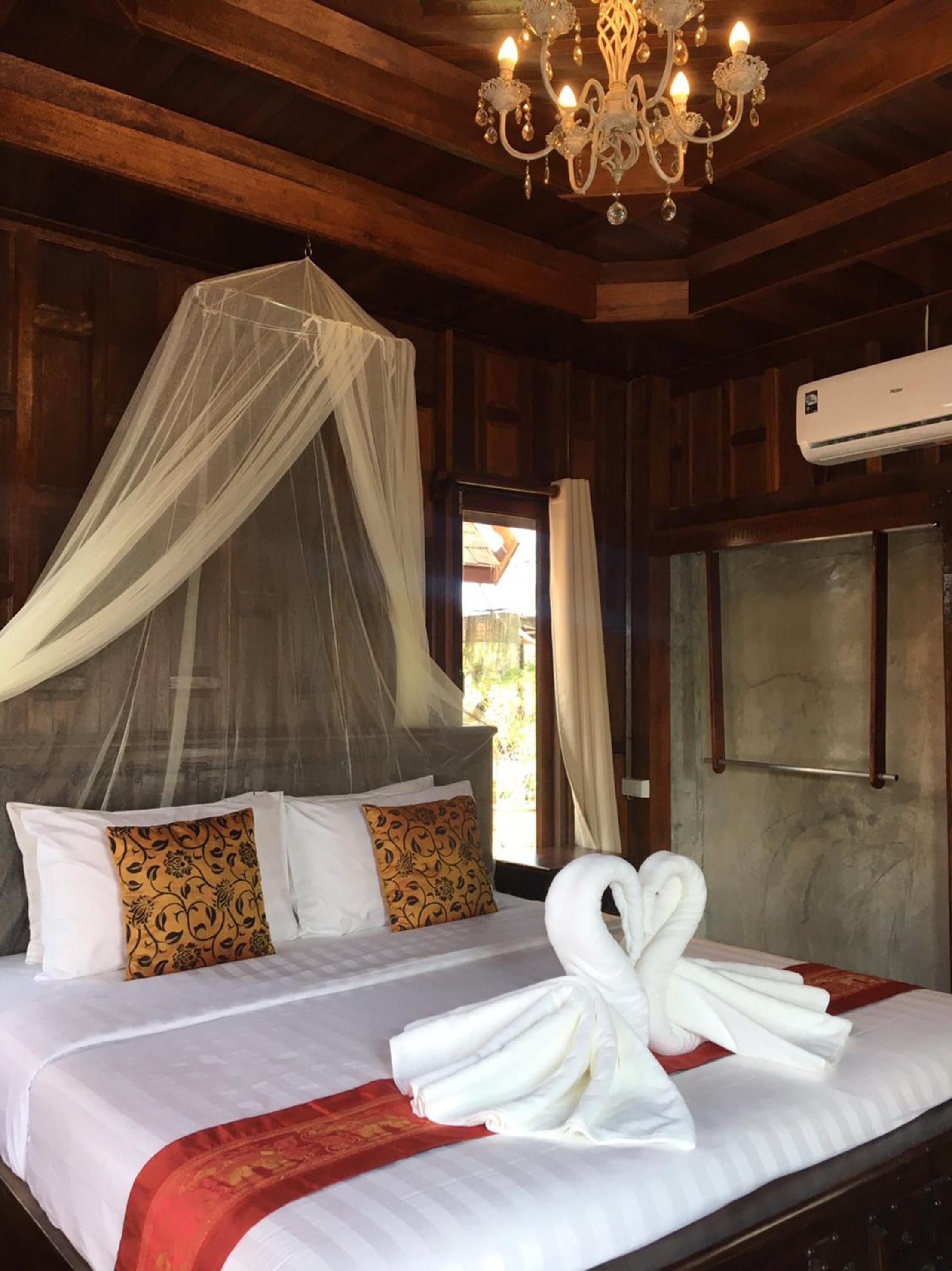 Double Room with Lake View - Photo 9
