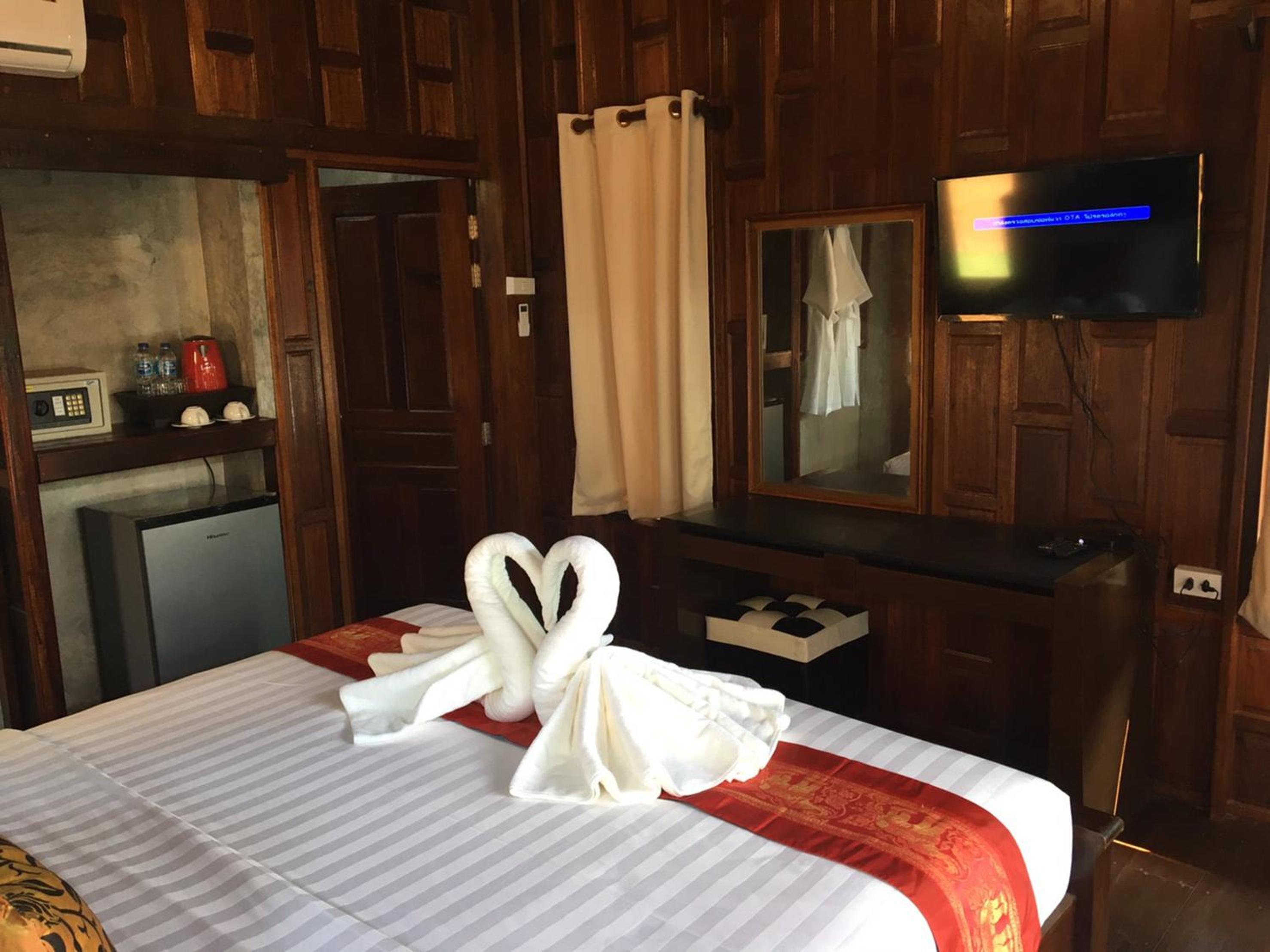 Double Room with Lake View - Photo 10