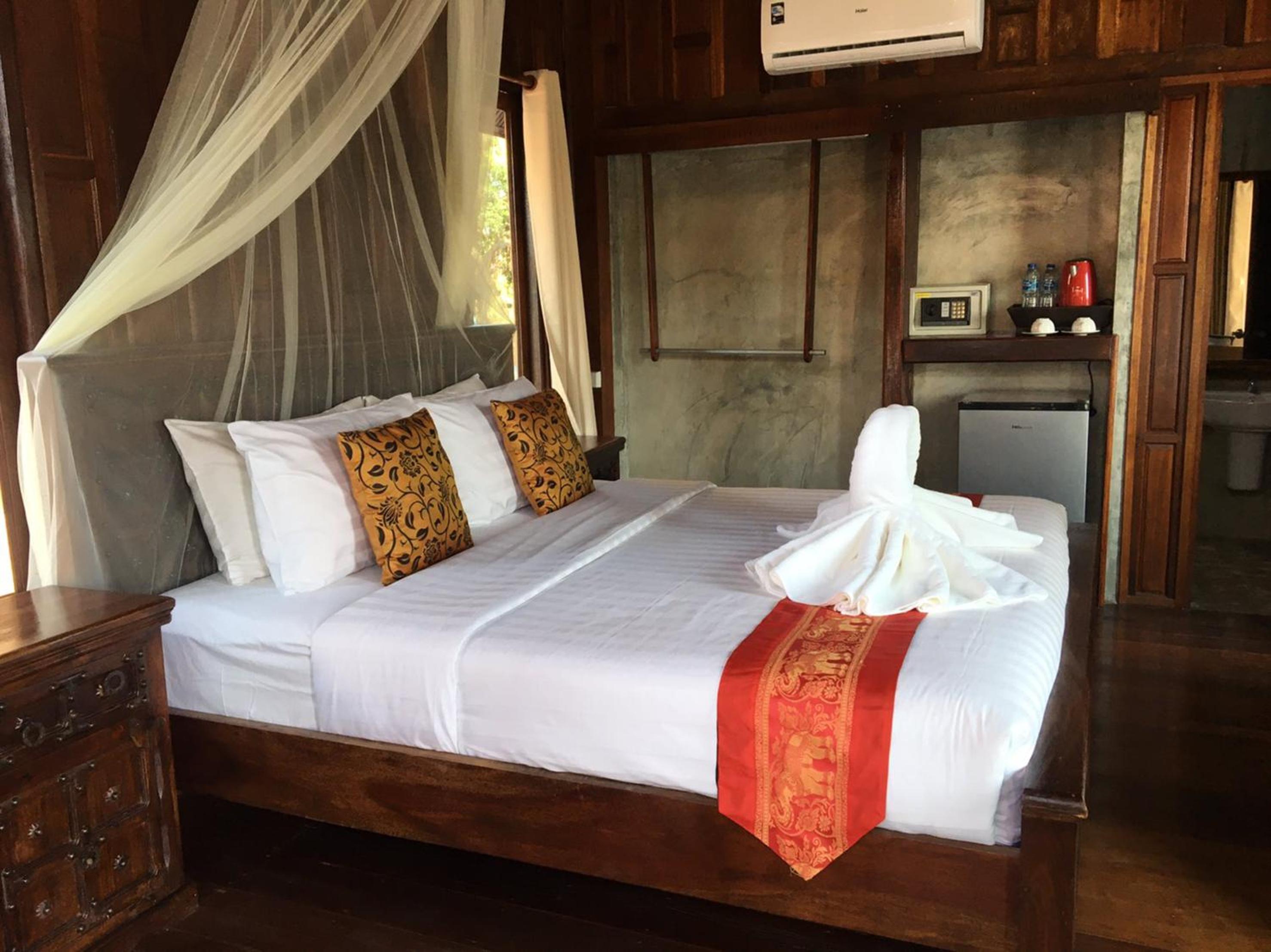Double Room with Lake View - Photo 12