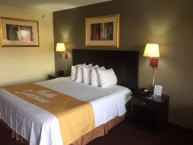 King Room - Non-Smoking - Photo 3