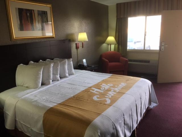 King Room - Non-Smoking - Photo 1