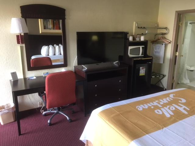 King Room - Non-Smoking - Photo 2