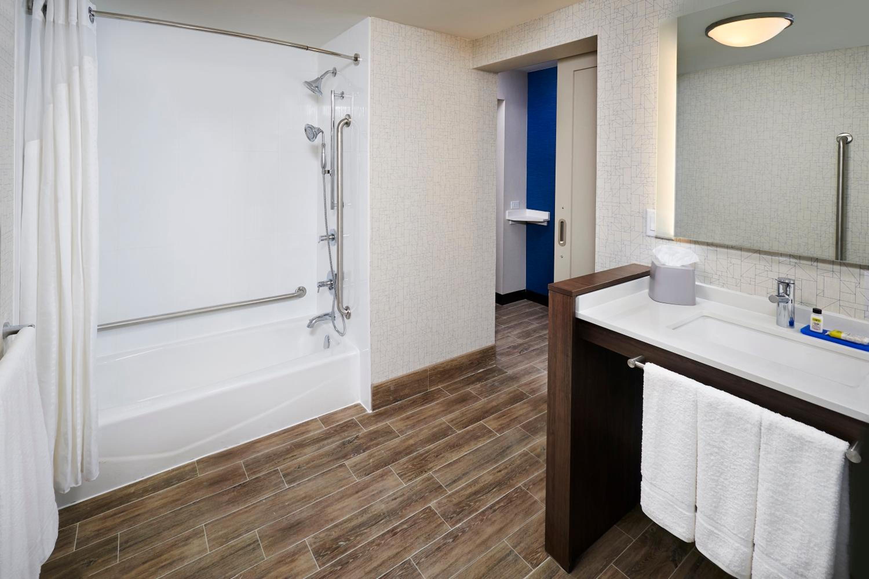 Queen Room with Two Queen Beds - Mobility Access Tub/Non-Smoking - Photo 3