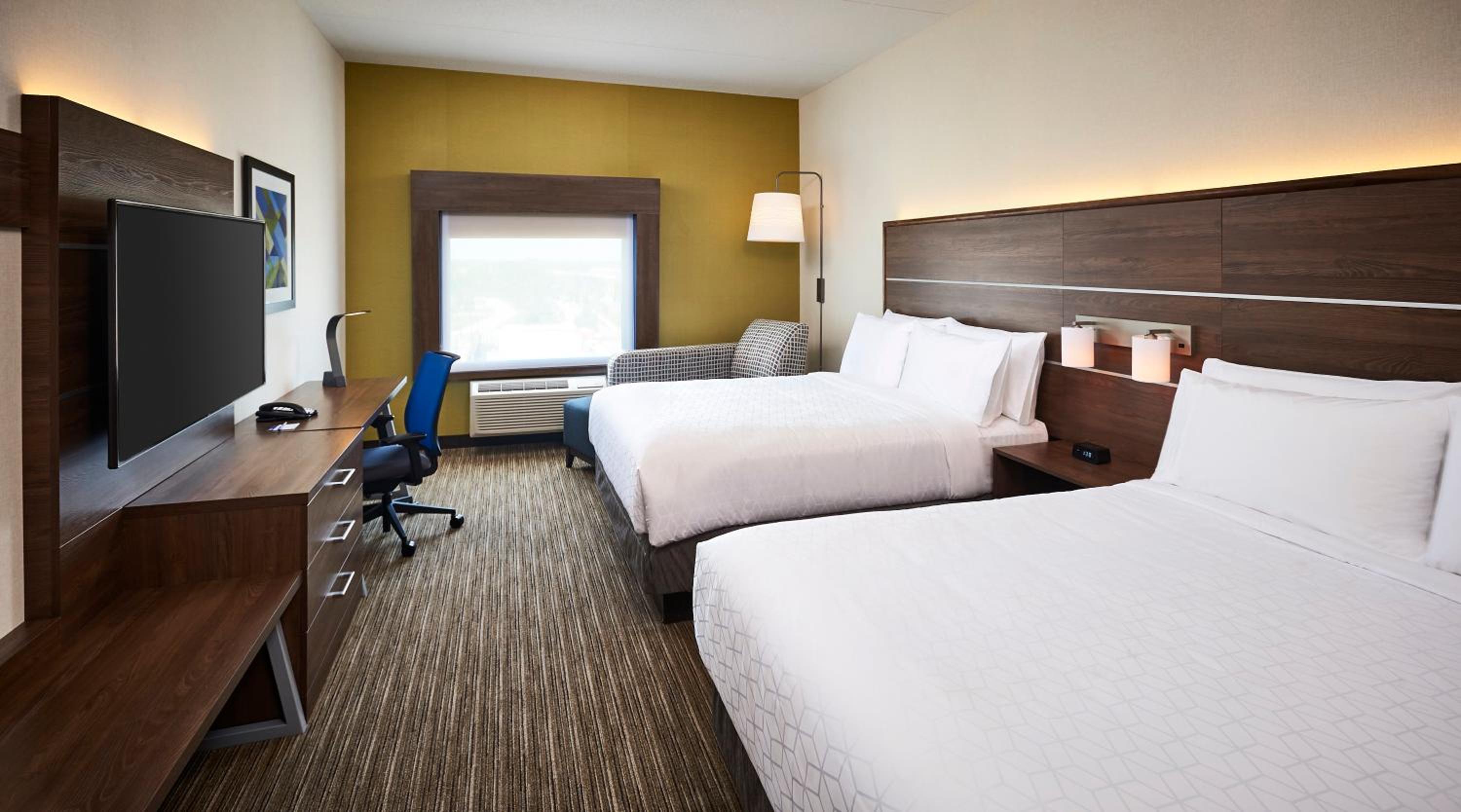 Queen Room with Two Queen Beds - Non-Smoking - Photo 4