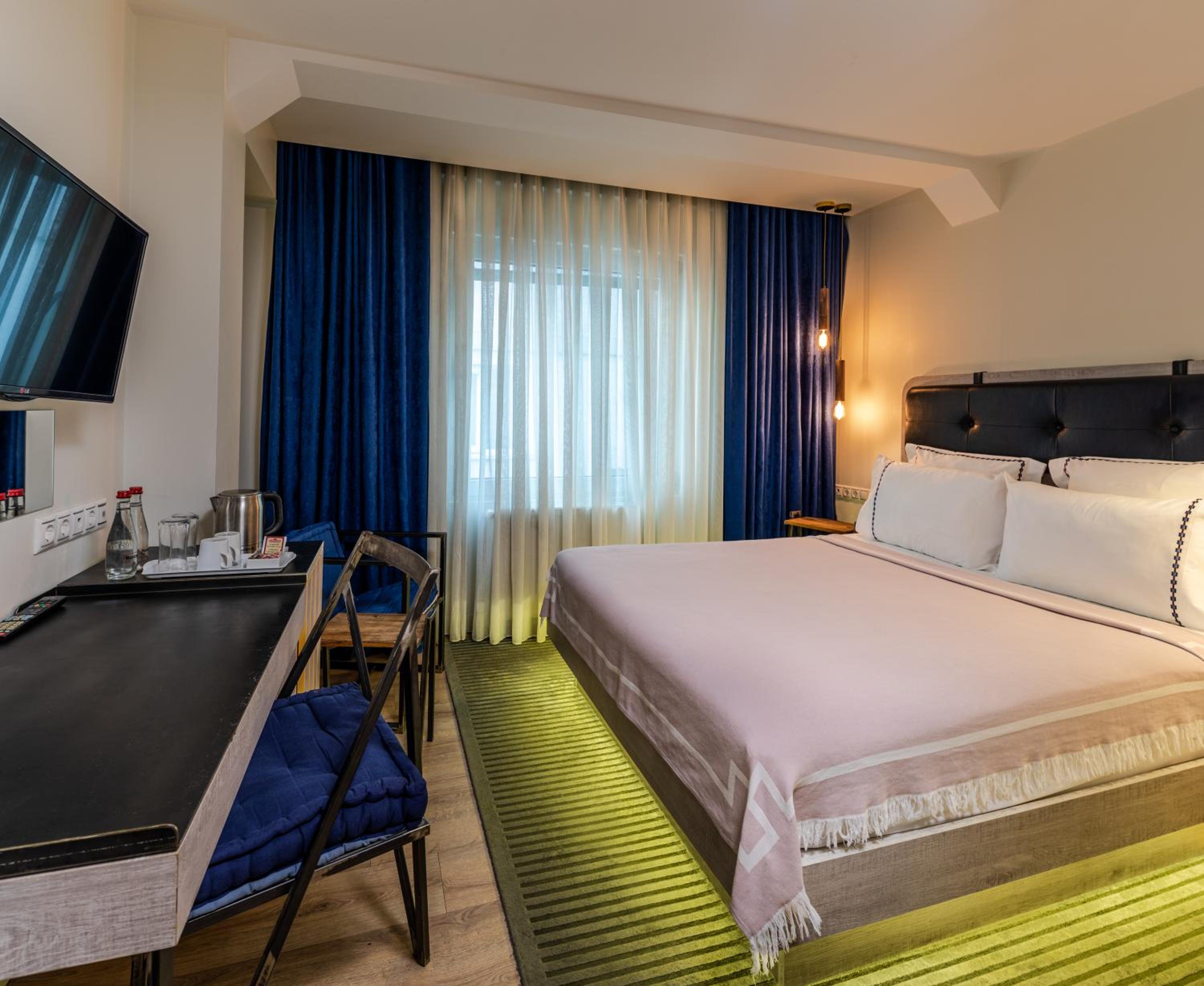 Deluxe King Room photo 1