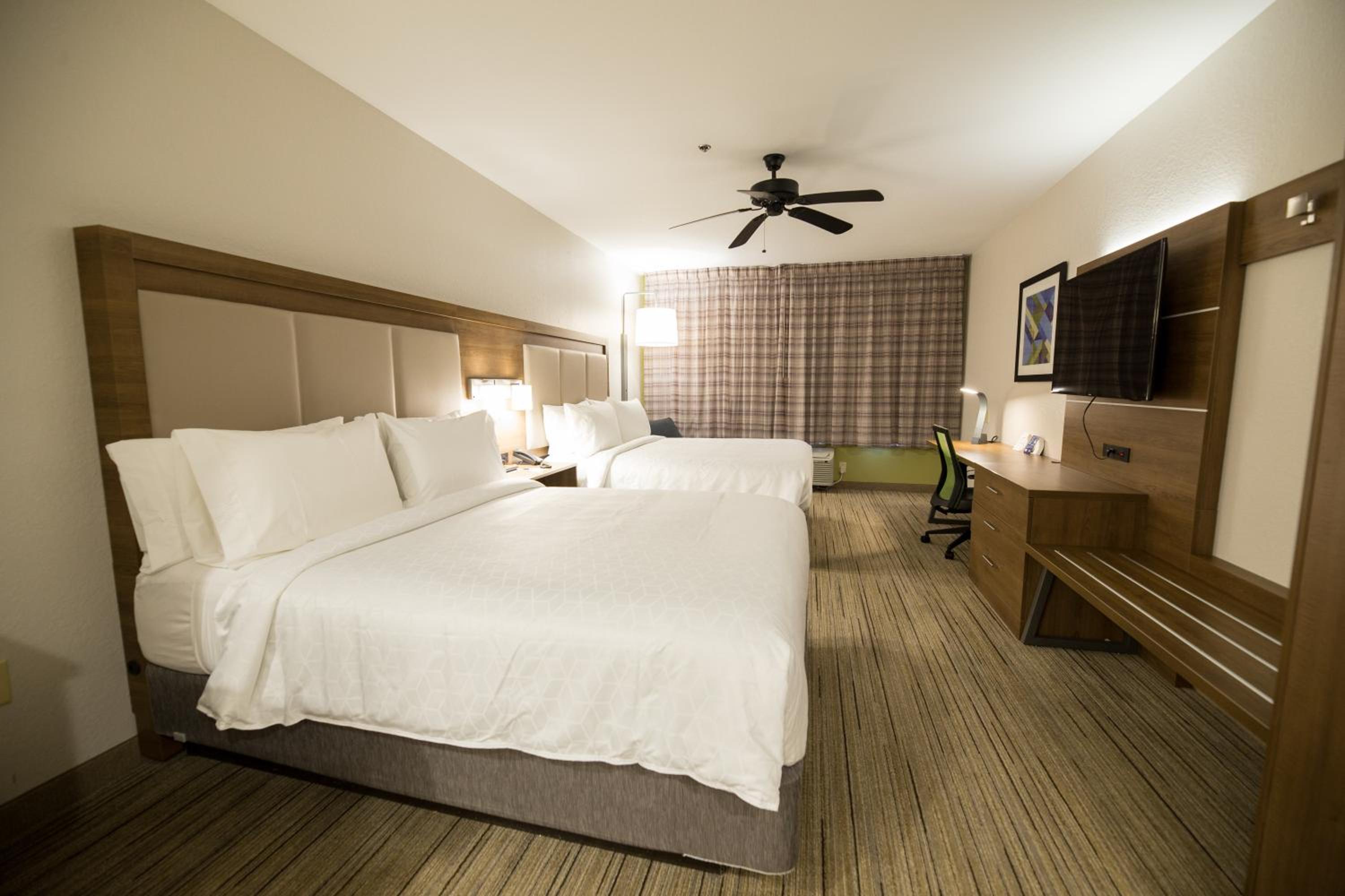 Standard Queen Room with Two Queen Beds - Photo 4