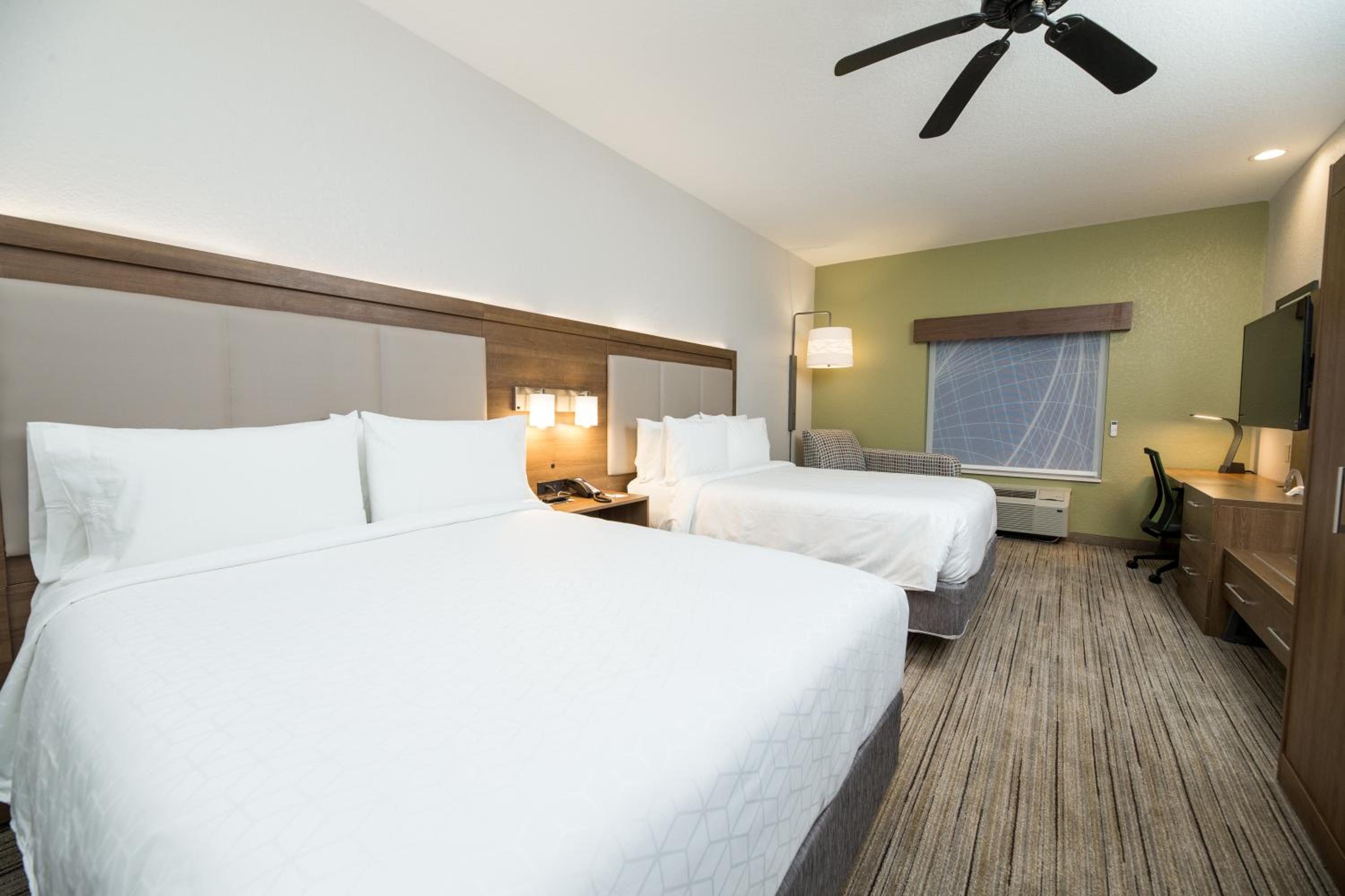 Standard Queen Room with Two Queen Beds - Photo 2