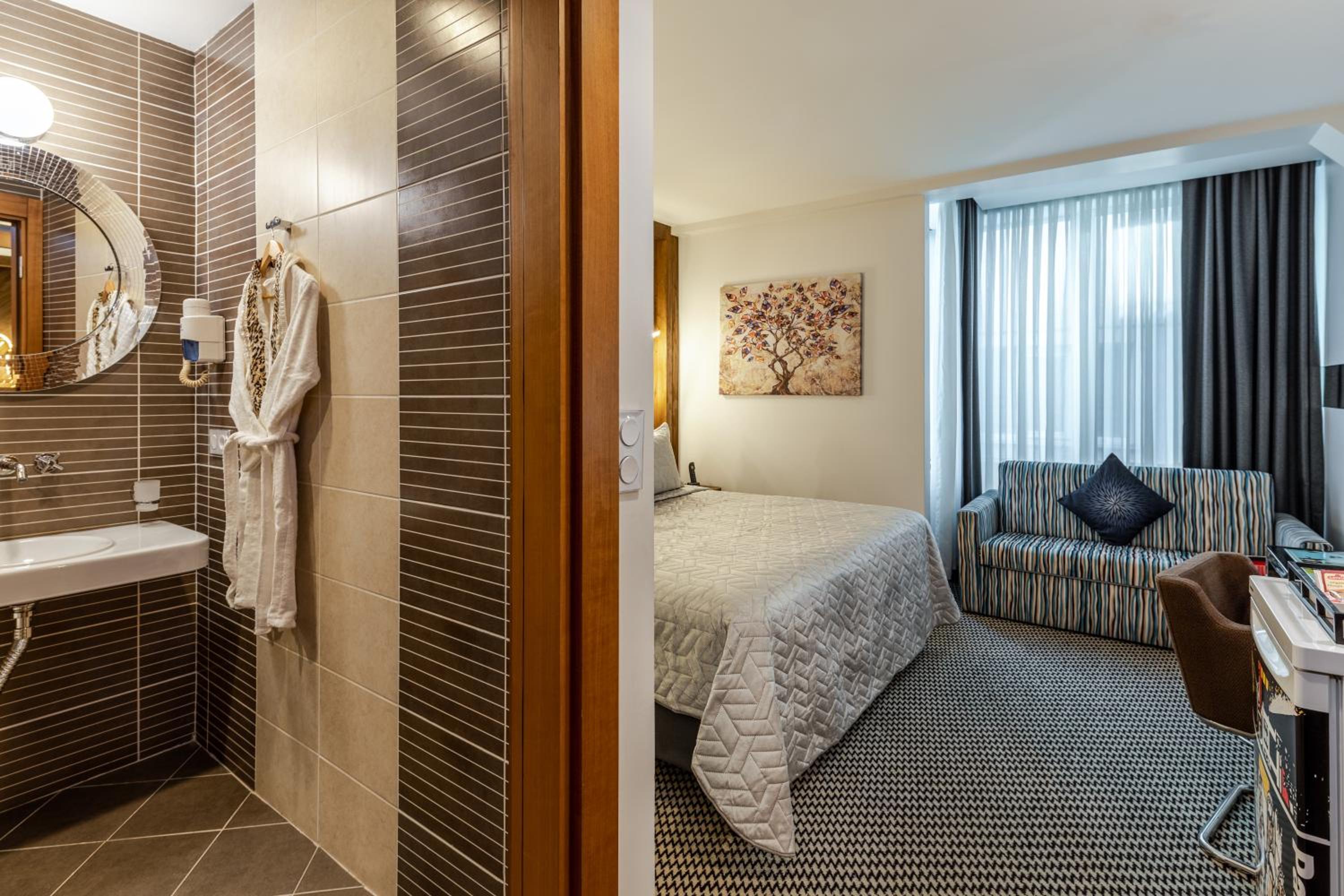 Premium King Room photo 2