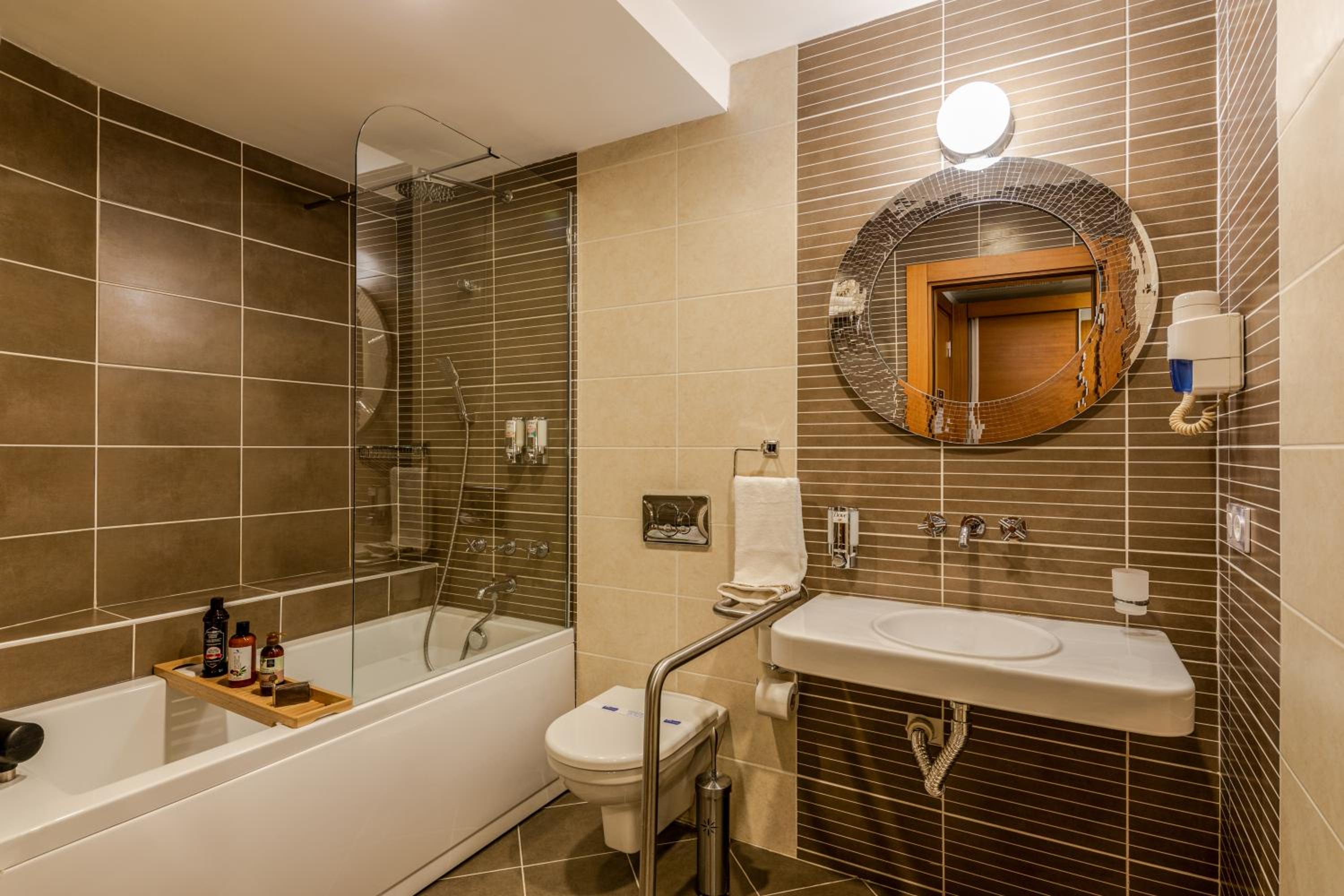 Premium King Room photo 3