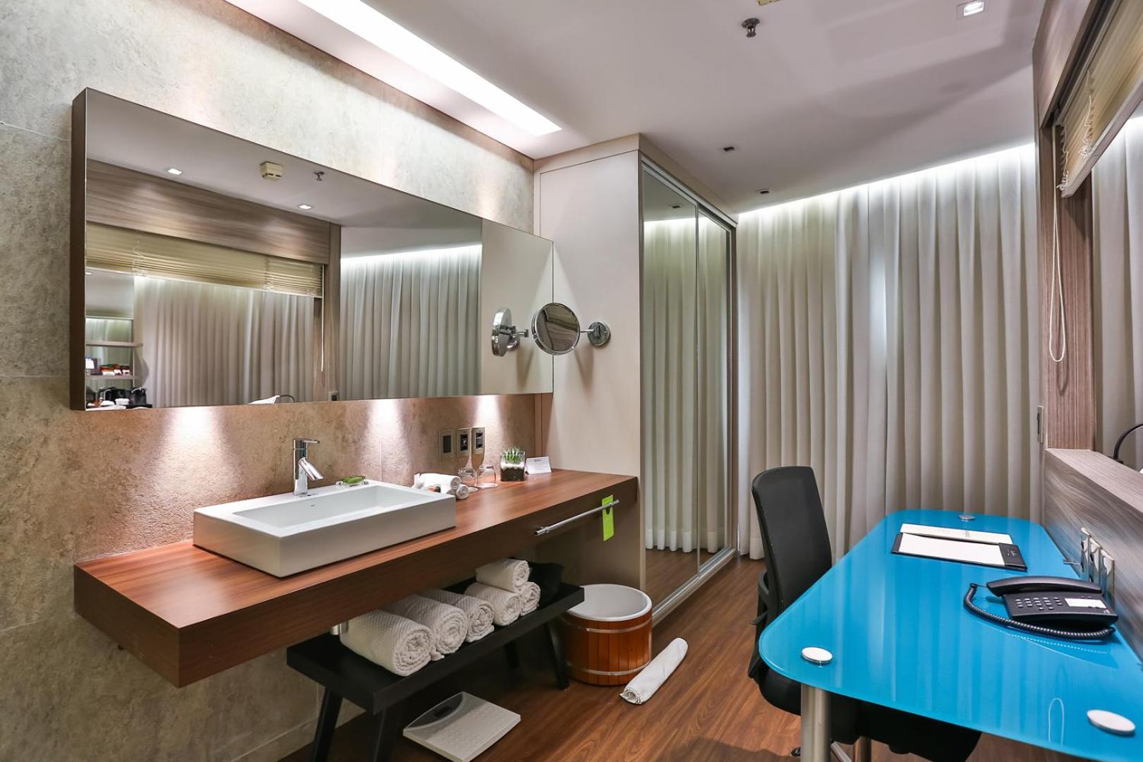 Business Class King Room photo 2