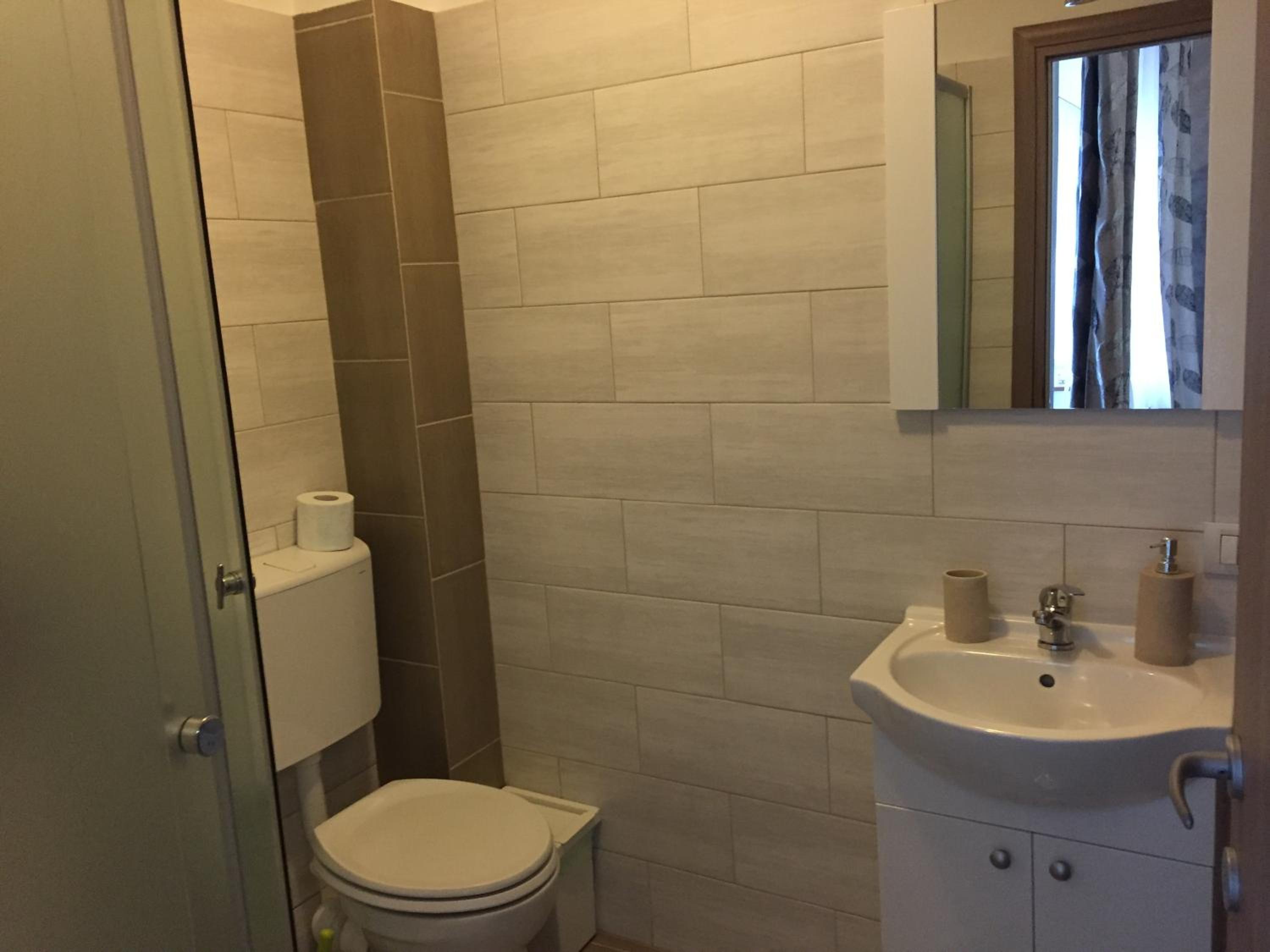 Twin Room with Balcony - Photo 10