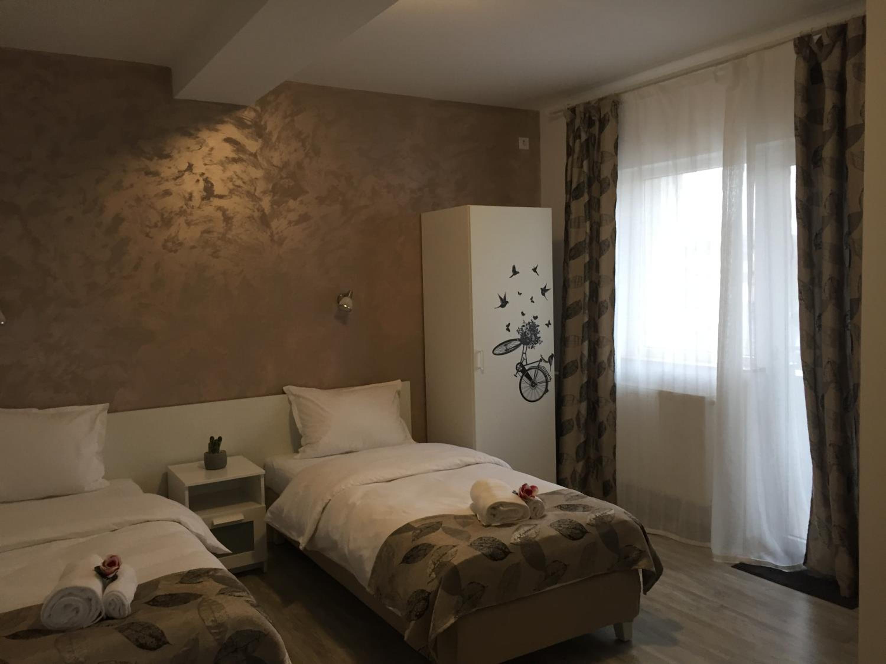 Twin Room with Balcony - Photo 3