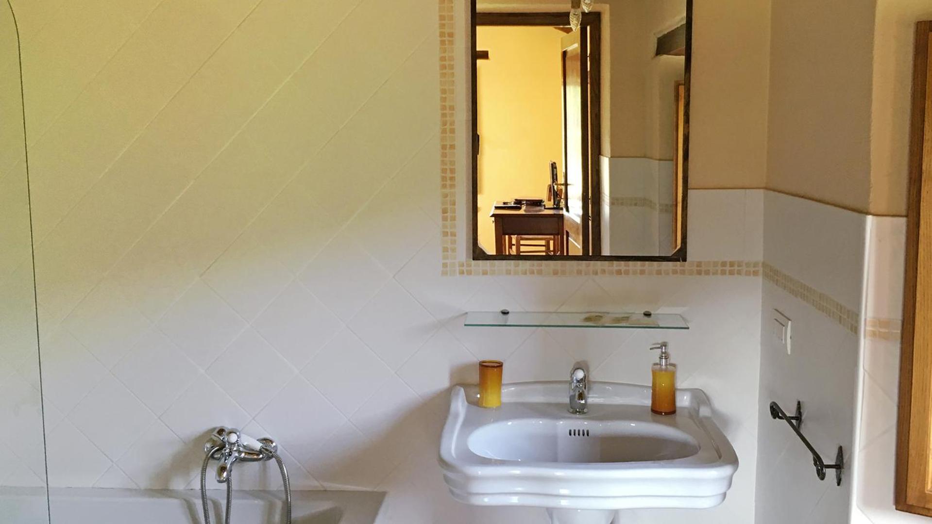 Double Room with Private Bathroom - Photo 2