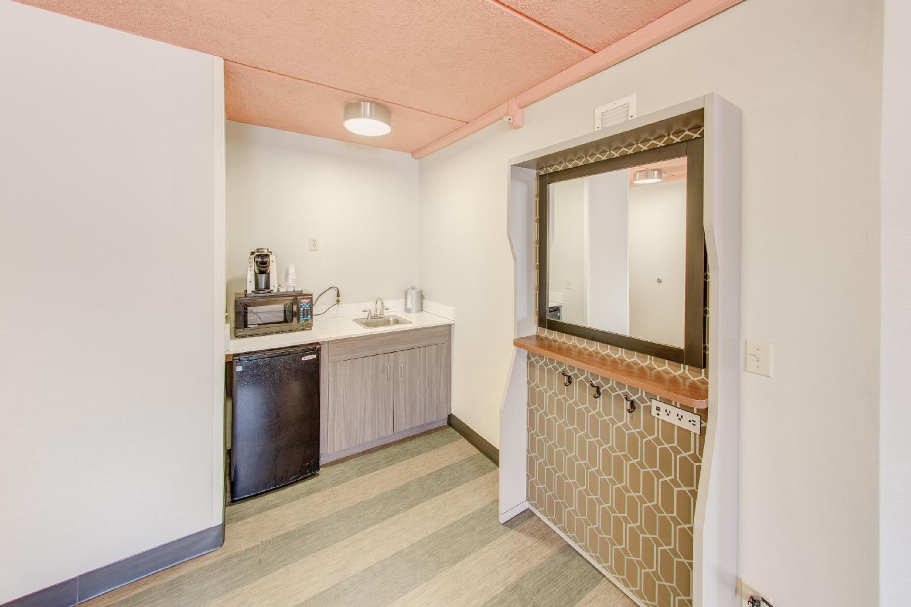 One-Bedroom King Suite - Photo 2