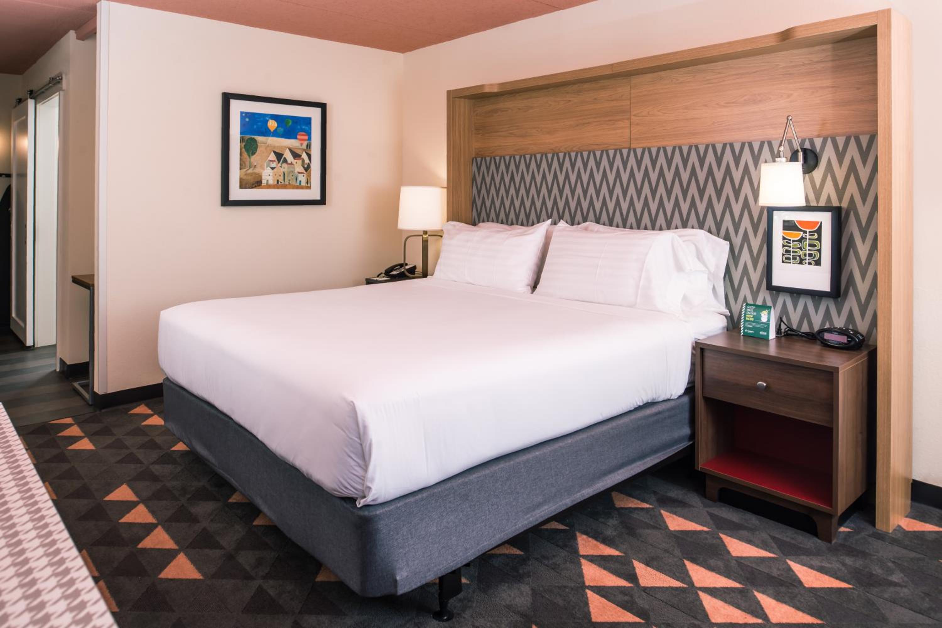Standard King Room - Photo 7