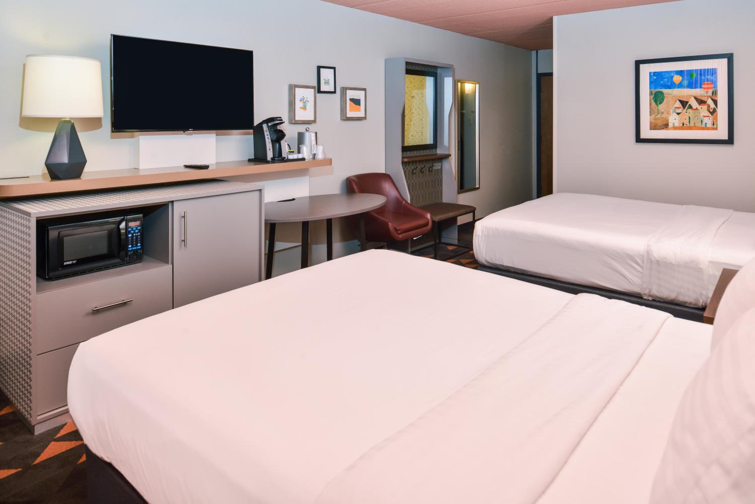 Standard Queen Room with Two Queen Beds - Photo 5