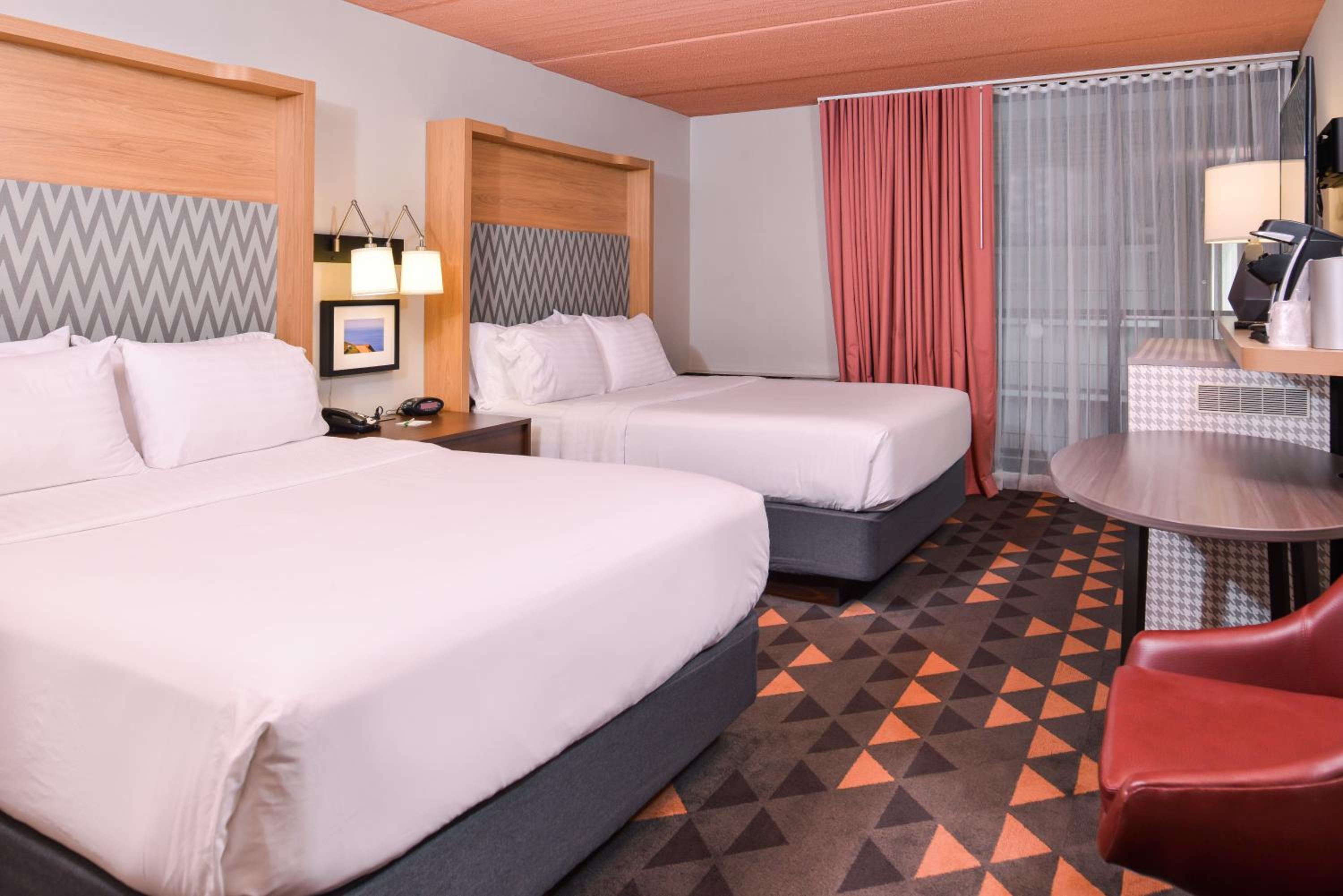 Standard Queen Room with Two Queen Beds - Photo 3