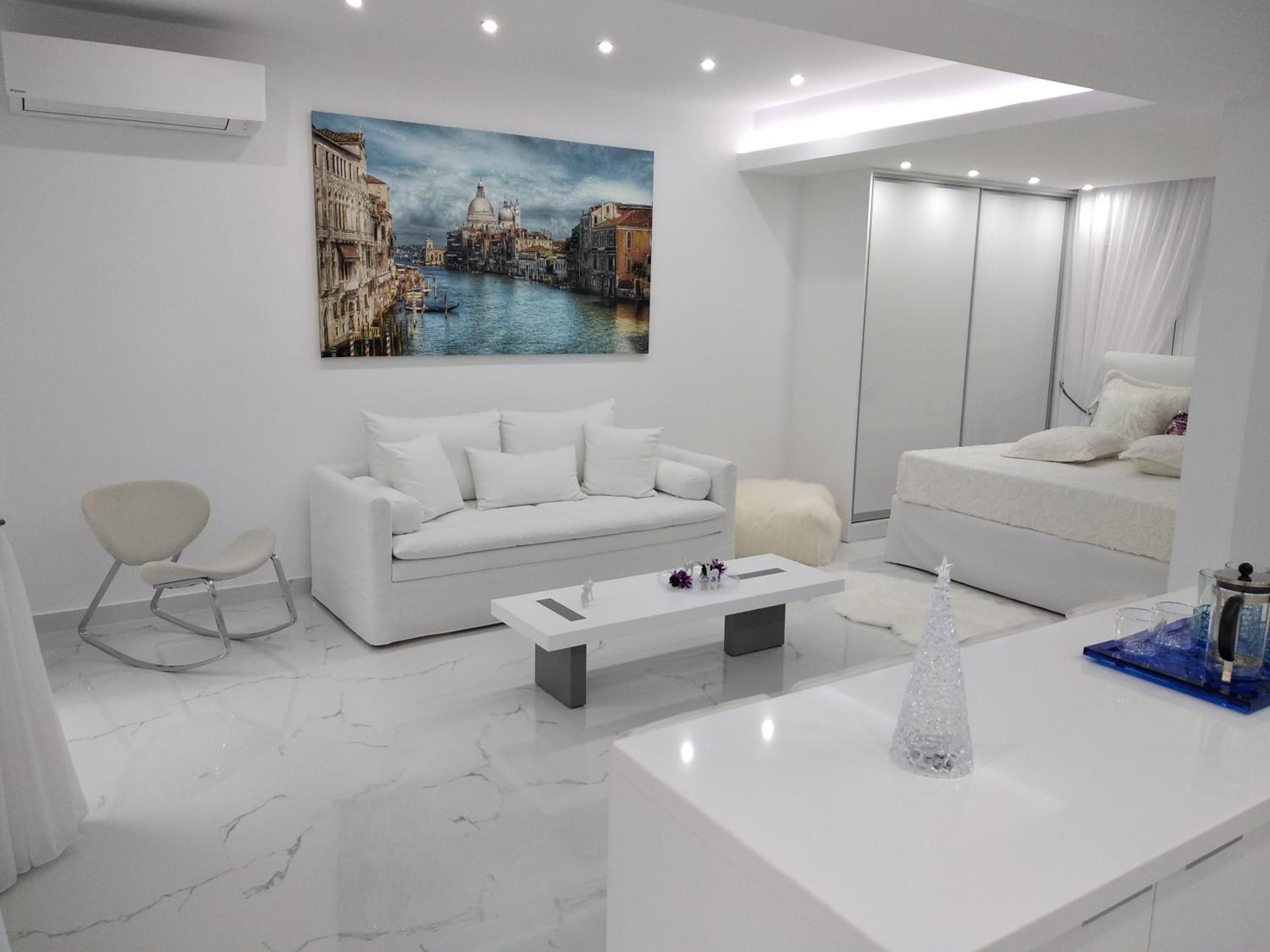 Studio Apartment - Photo 1