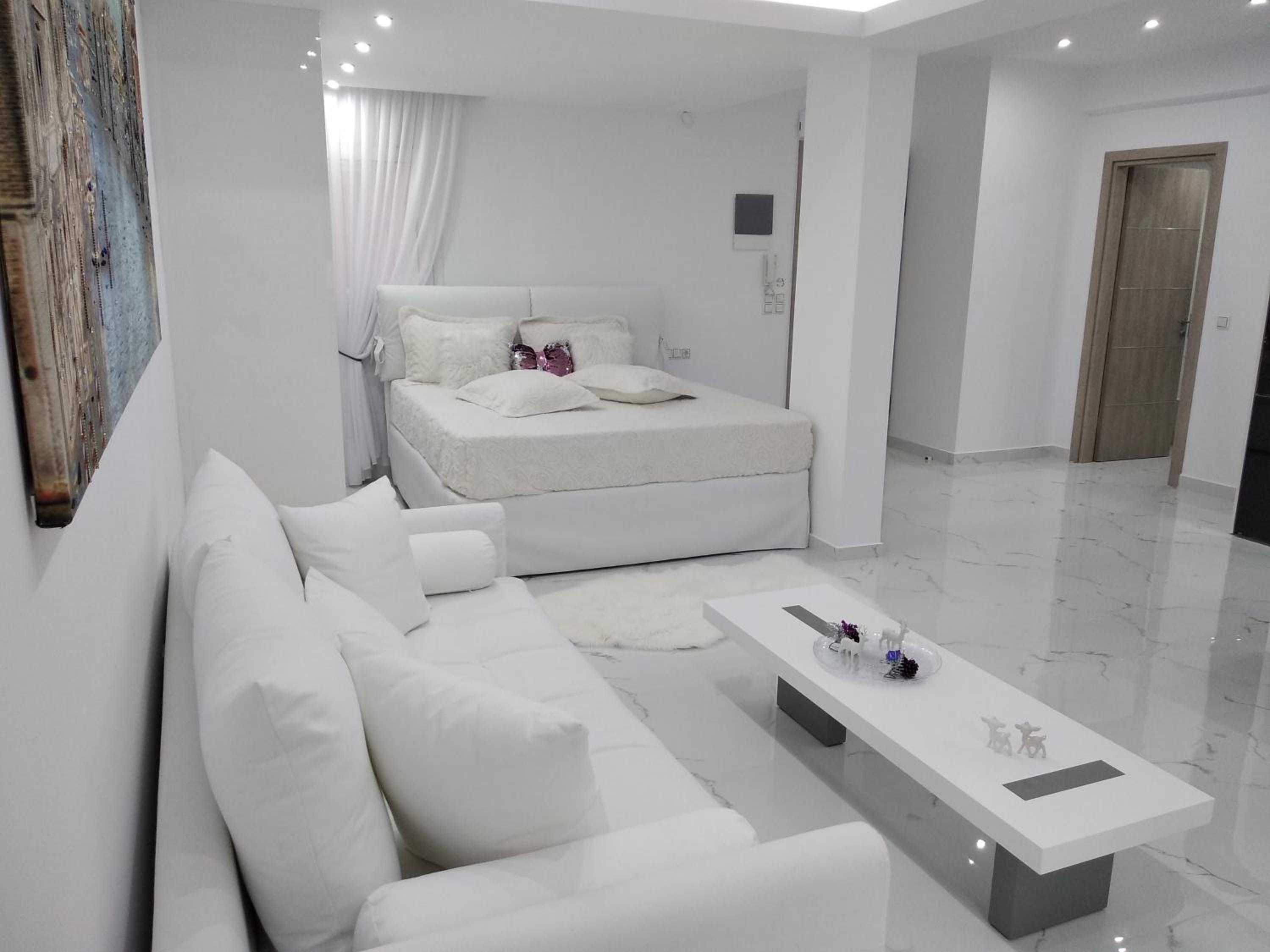 Studio Apartment - Photo 2