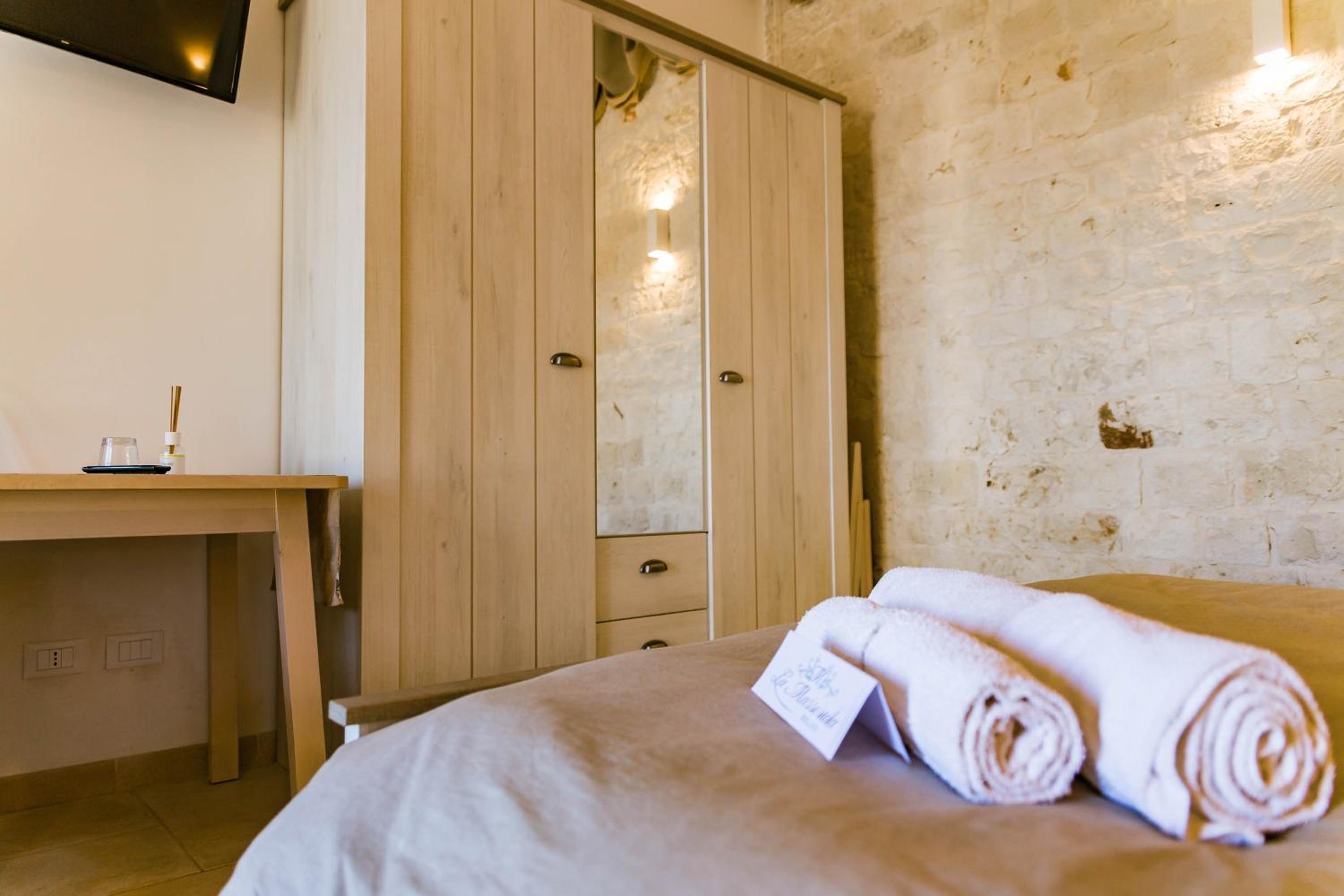 Standard Double Room - Photo 12