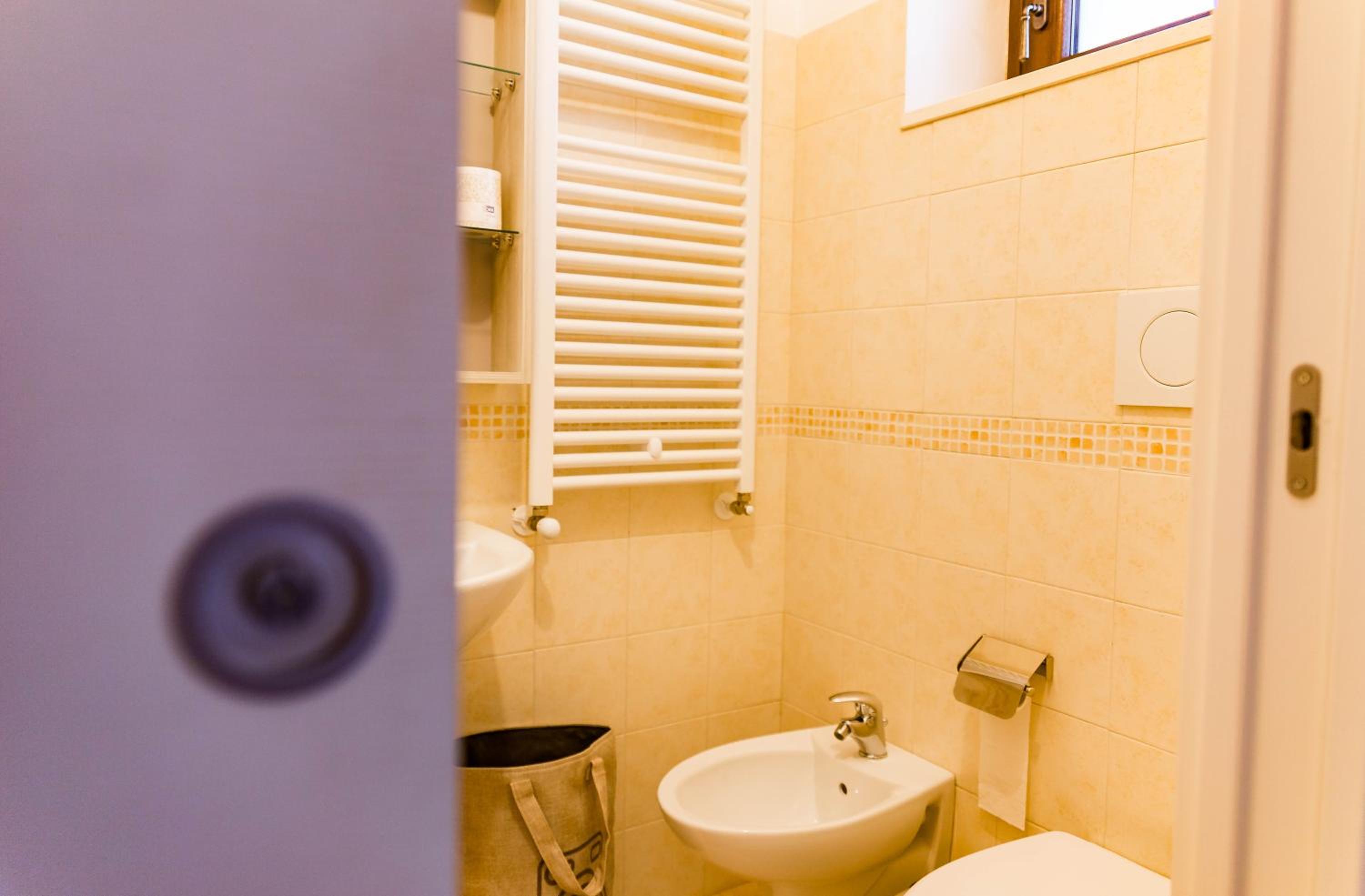 Standard Double Room - Photo 9