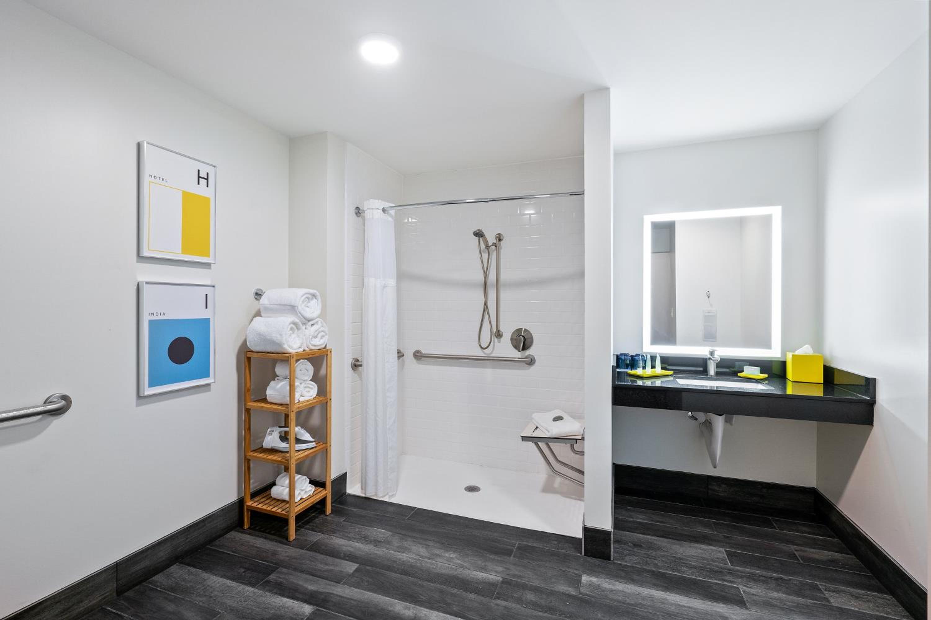 Standard King Room with Roll-in Shower - Mobility Accessible - Photo 2