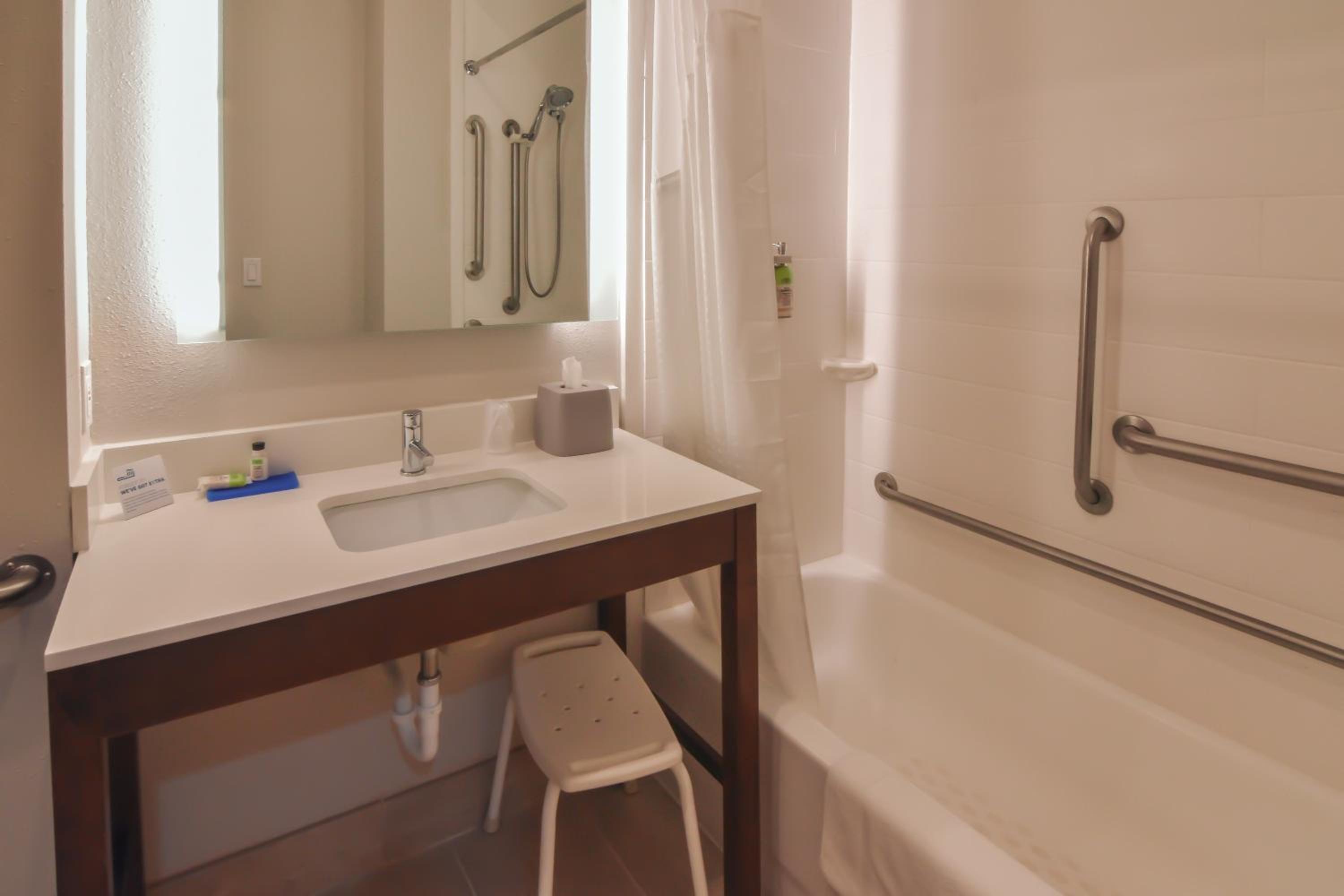 Deluxe King Room - Hearing Accessible  - Photo 4