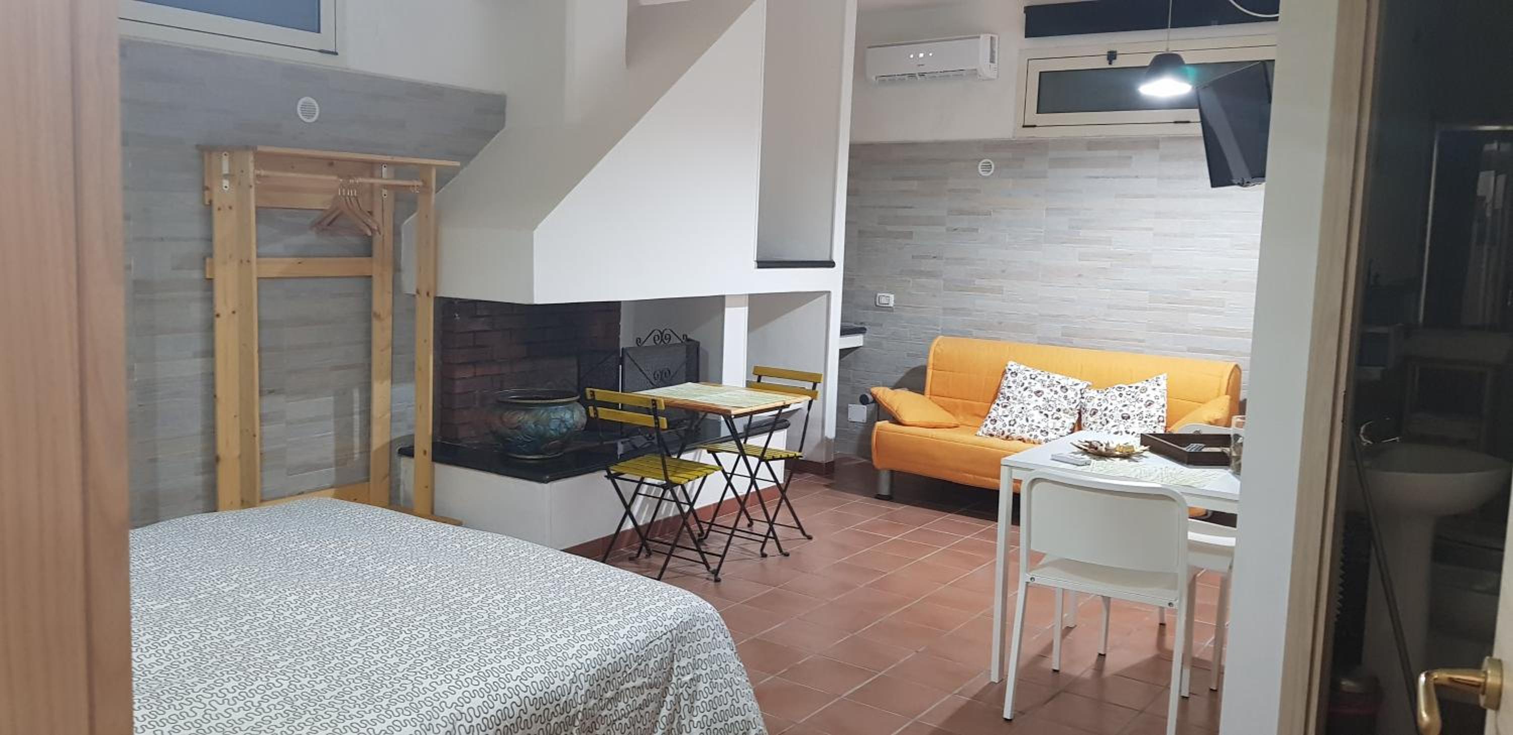 Double Room with Private Bathroom - Basement photo 2