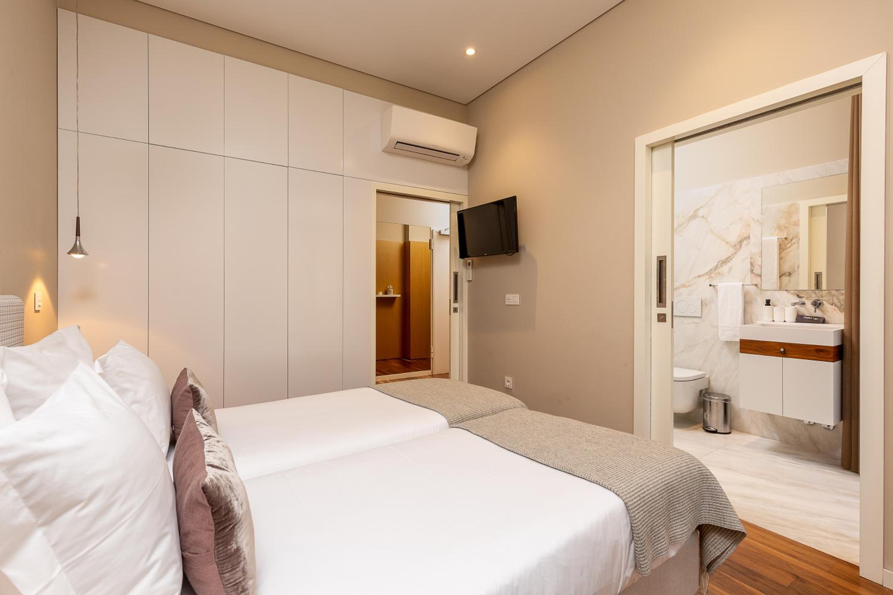 Two-Bedroom Apartment with Balcony - Photo 18