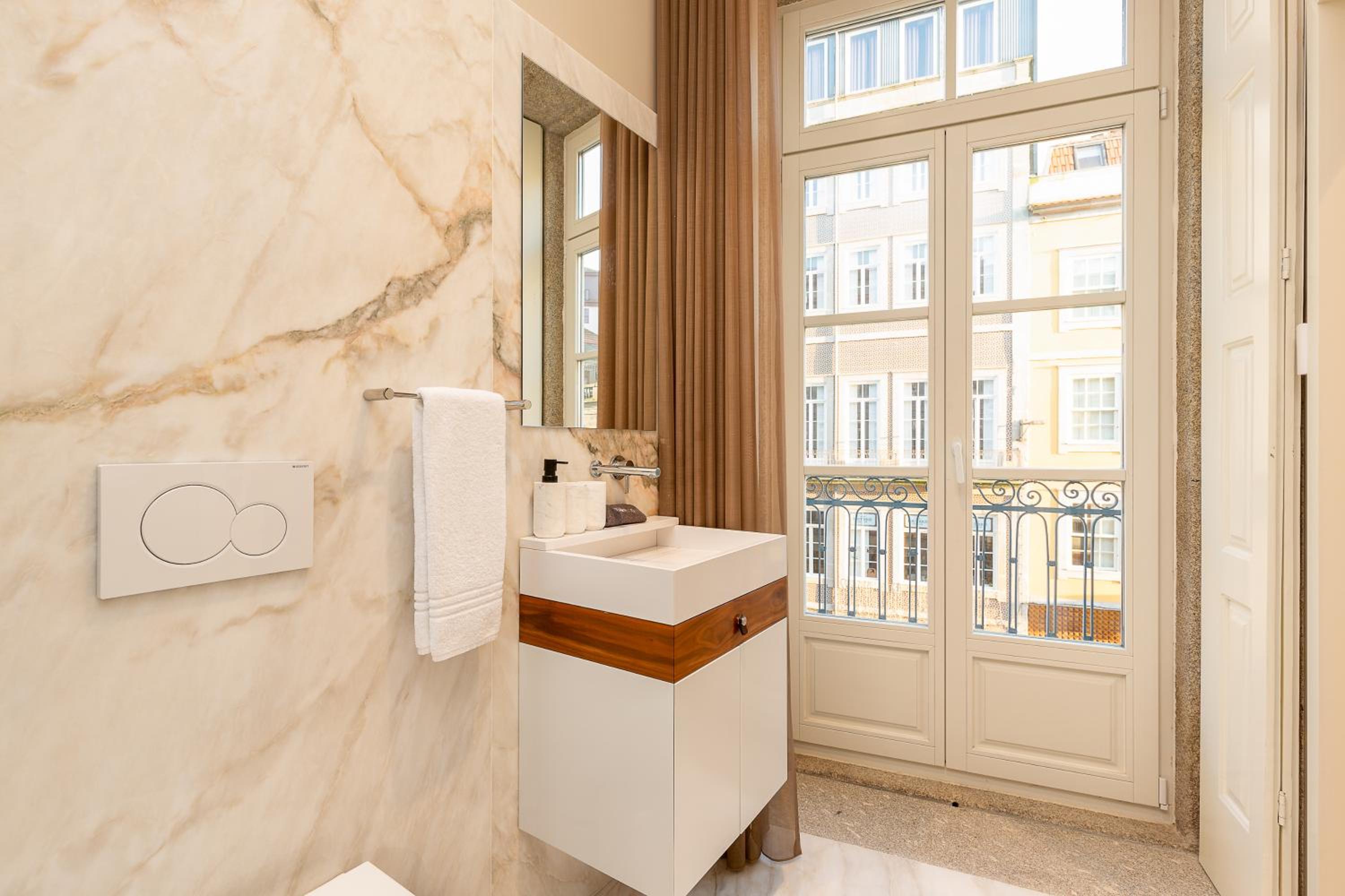 Two-Bedroom Apartment with Balcony - Photo 9